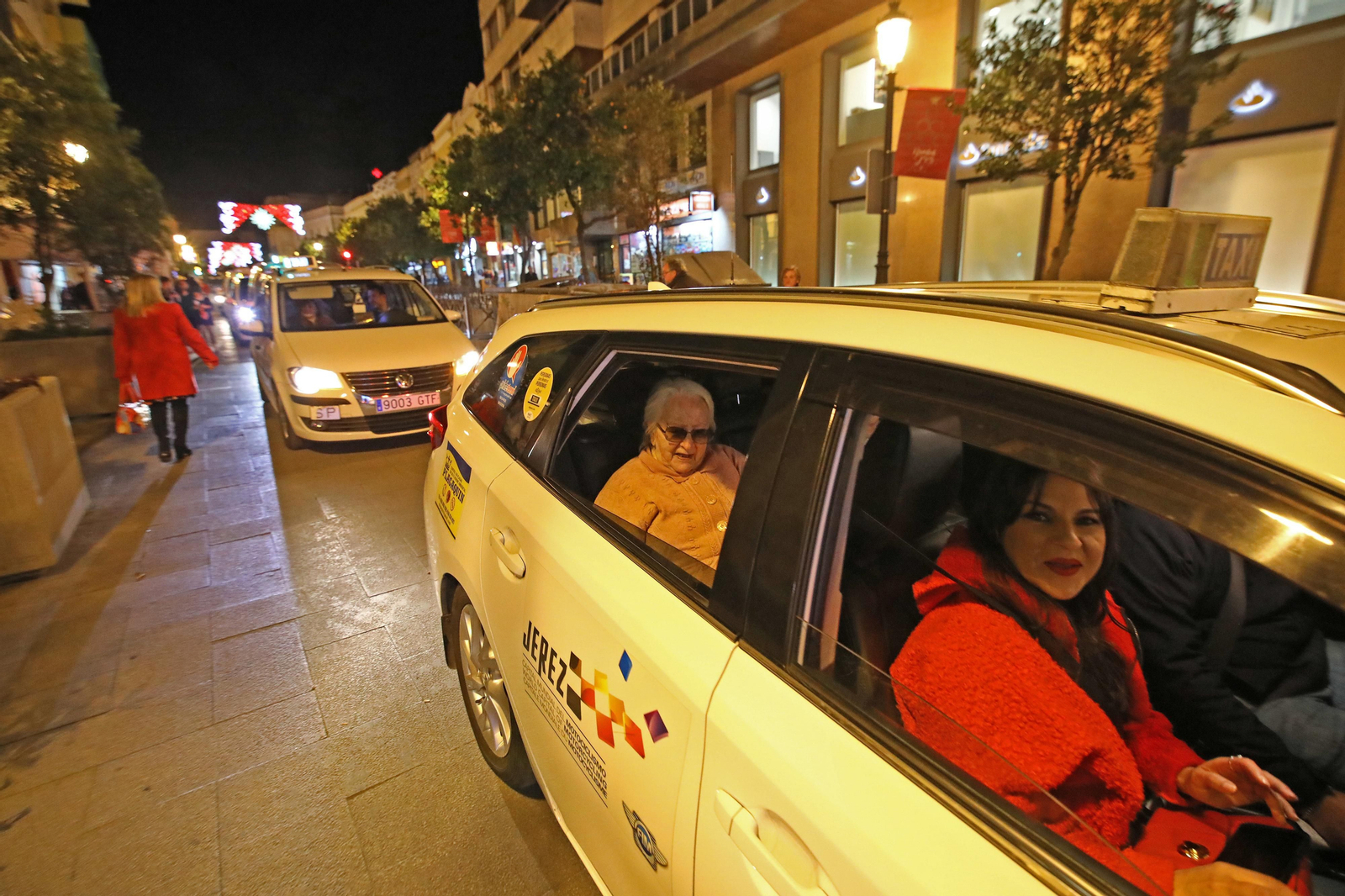 Imágenes del paseo en taxi a los mayores para disfrutar del alumbrado navideño