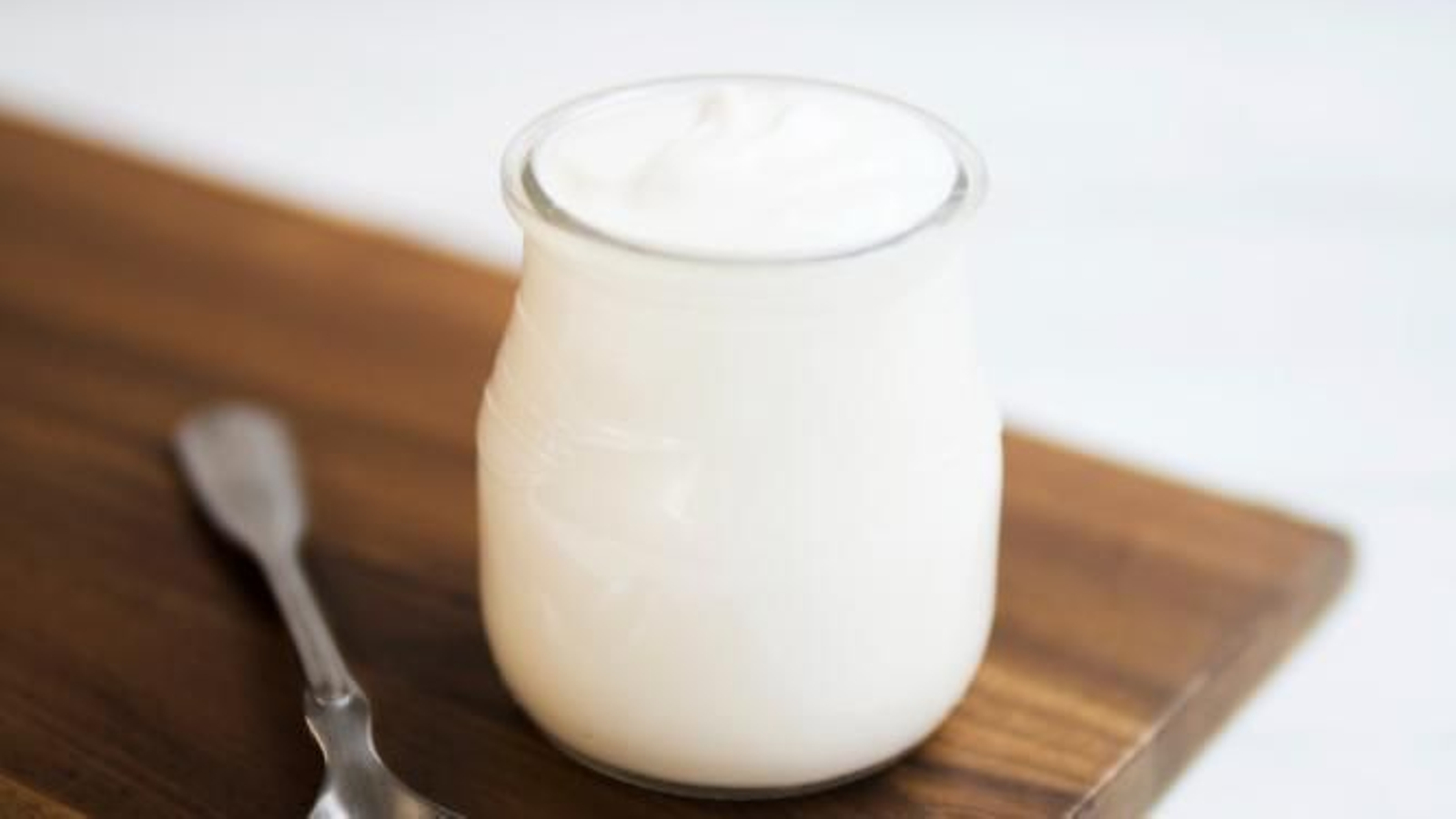 Yogur natural en recipiente de cristal. Yogur natural en recipiente de cristal.