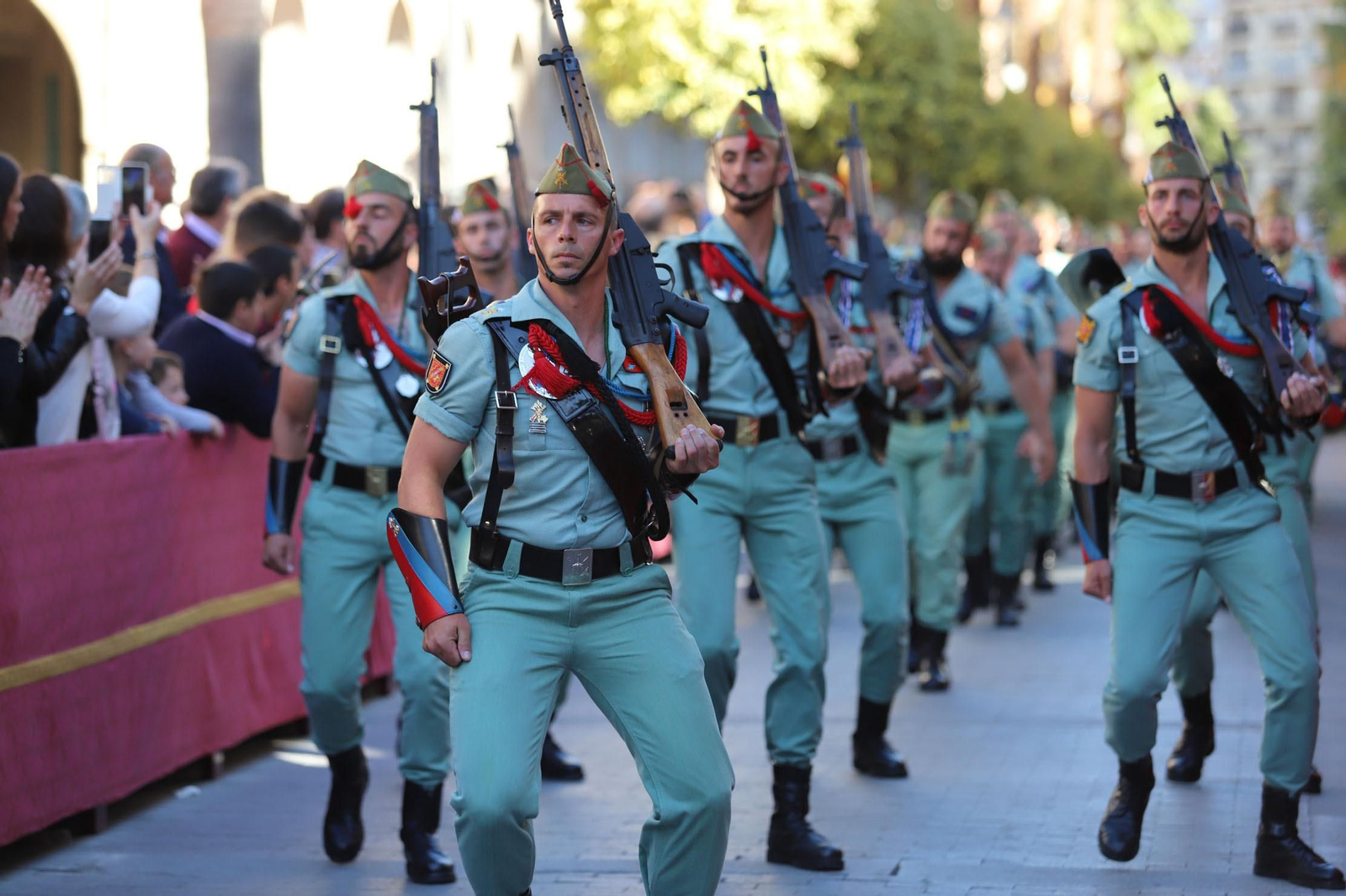 Recibimiento a la Legión en las calles del centro de Huelva