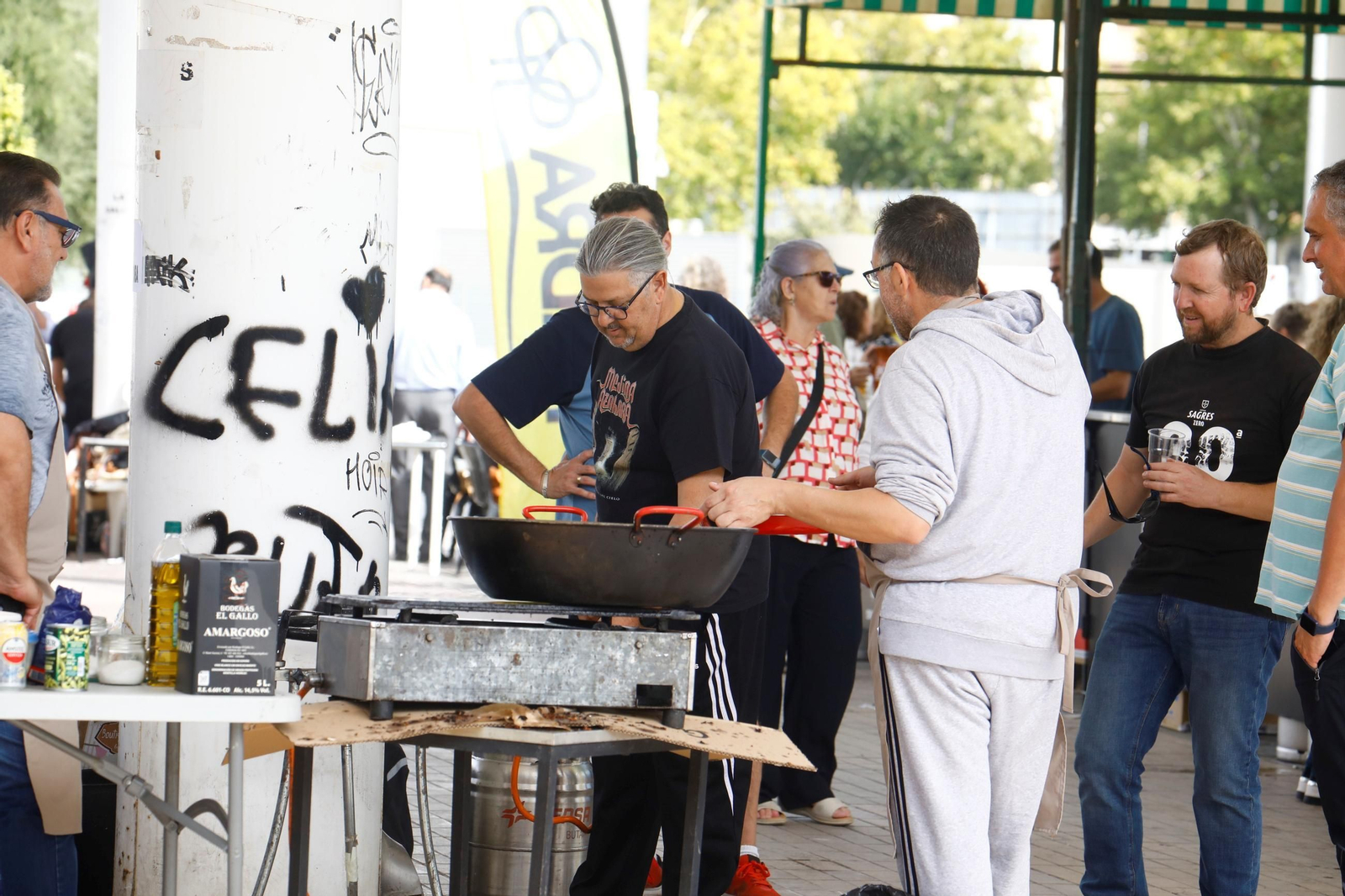 Las peñas celebran su tradicional perol en las Setas, en imágenes