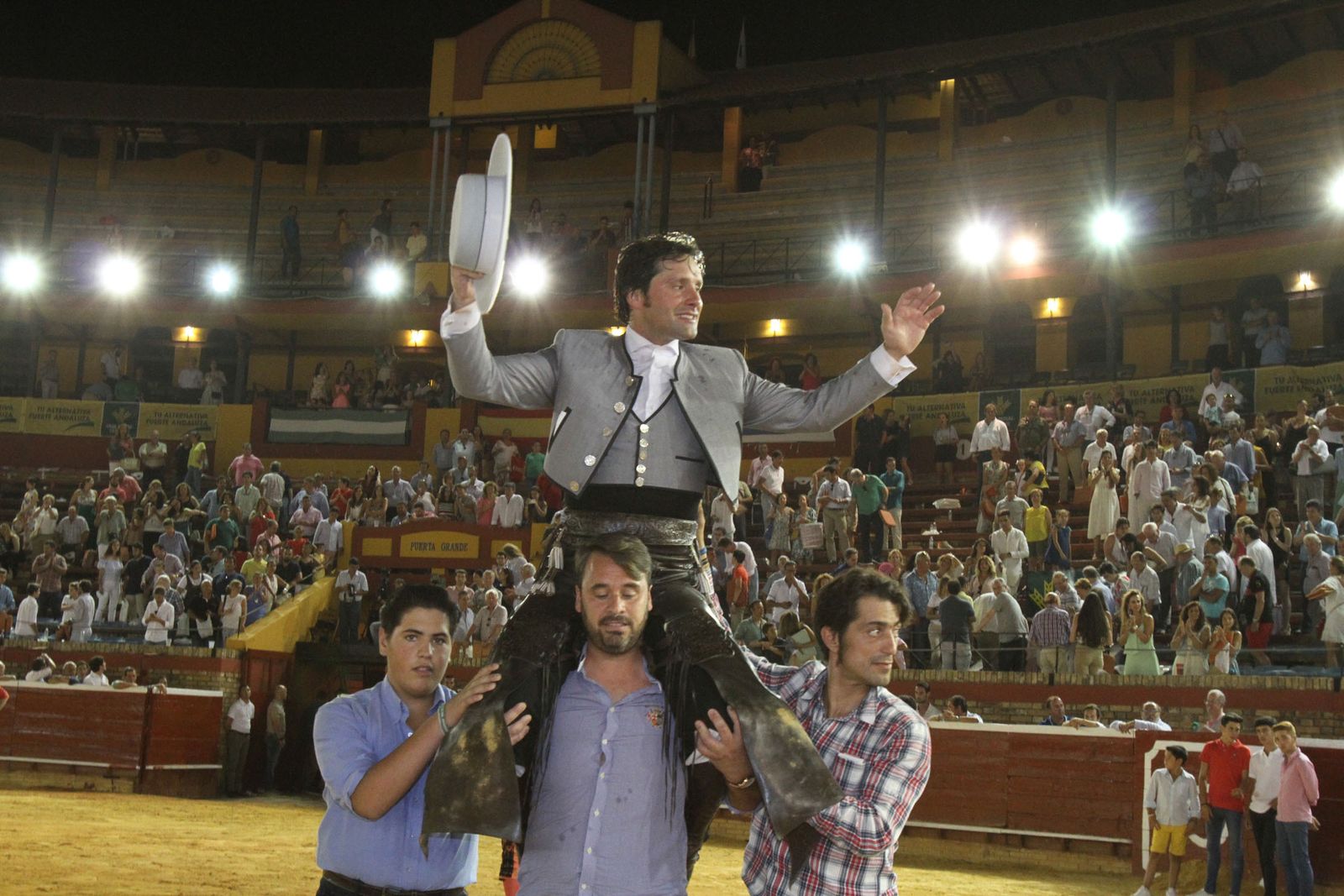 Andrés Romero sale a hombros del coso mercedario tras cortar las dos orejas del sexto de la tarde.