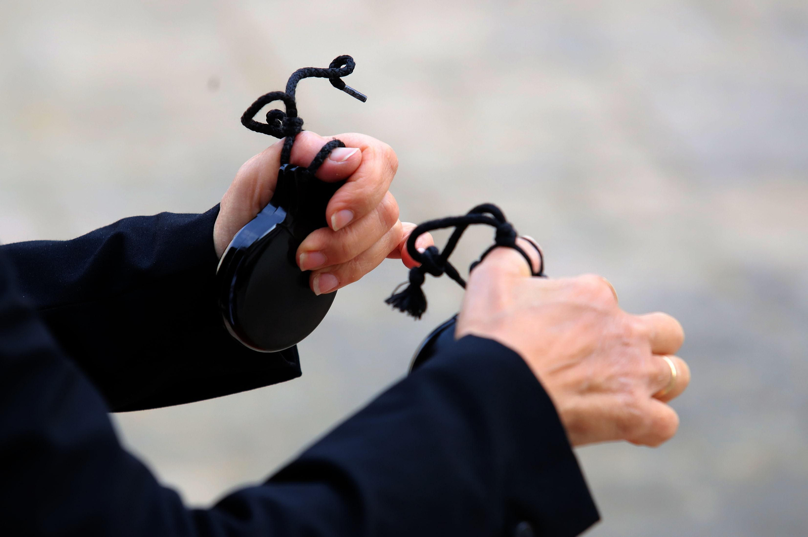 Imágenes del taller de tocar palillos de la programación de Cultura en los Barrios