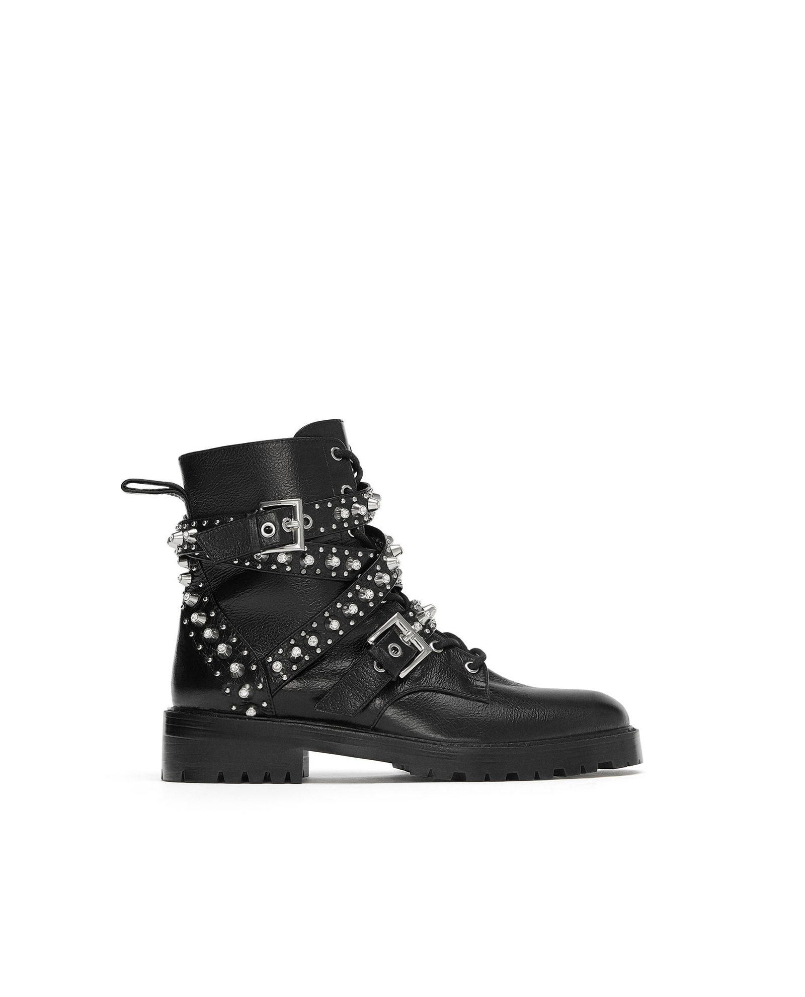 Botines bajos de inspiración rockera: con hebillas y tachuelas de diferentes tamaños. De Zara. Los mejores zapatos de tendencia esta temporada