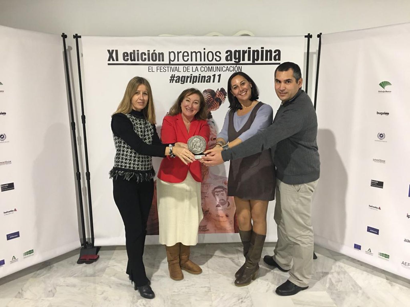 Los artífices de Innova Films y autoridades con el premio Agripina.