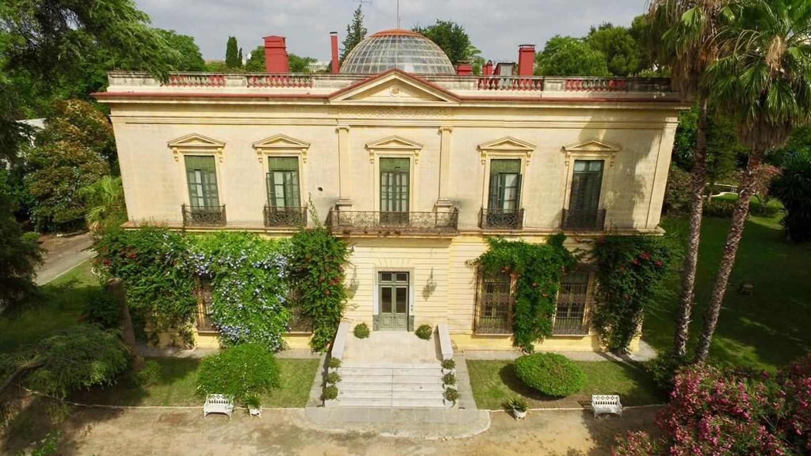 Perspectiva desde la que se ve la azotea y su cúpula.