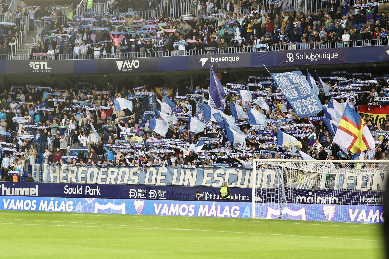Las fotos del imponente ambiente en La Rosaleda en el Málaga - Córdoba CF