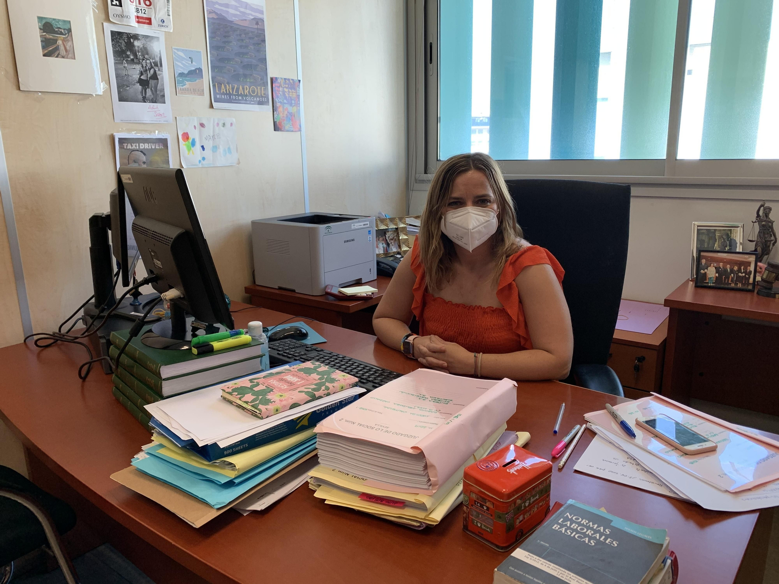 Aurora García trabajando durante la alarma sanitaria en su despacho