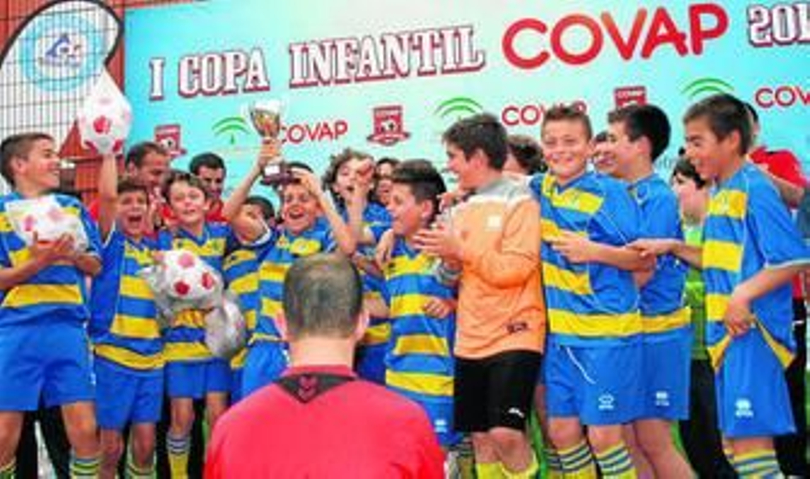 Los jugadores de la Escuela Municipal de Écija celebran el triunfo en la anterior edición en Bormujos.