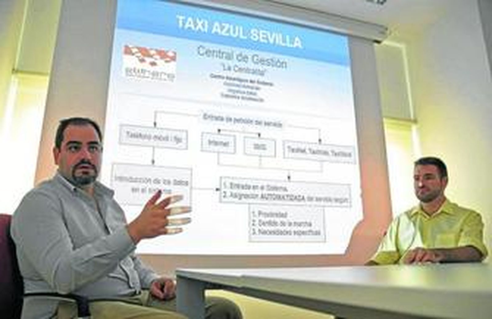 Ricardo Esteve y José María Gómez Girón explican los detalles de la empresa en la sede de Sevilla Global, en San Jerónimo.