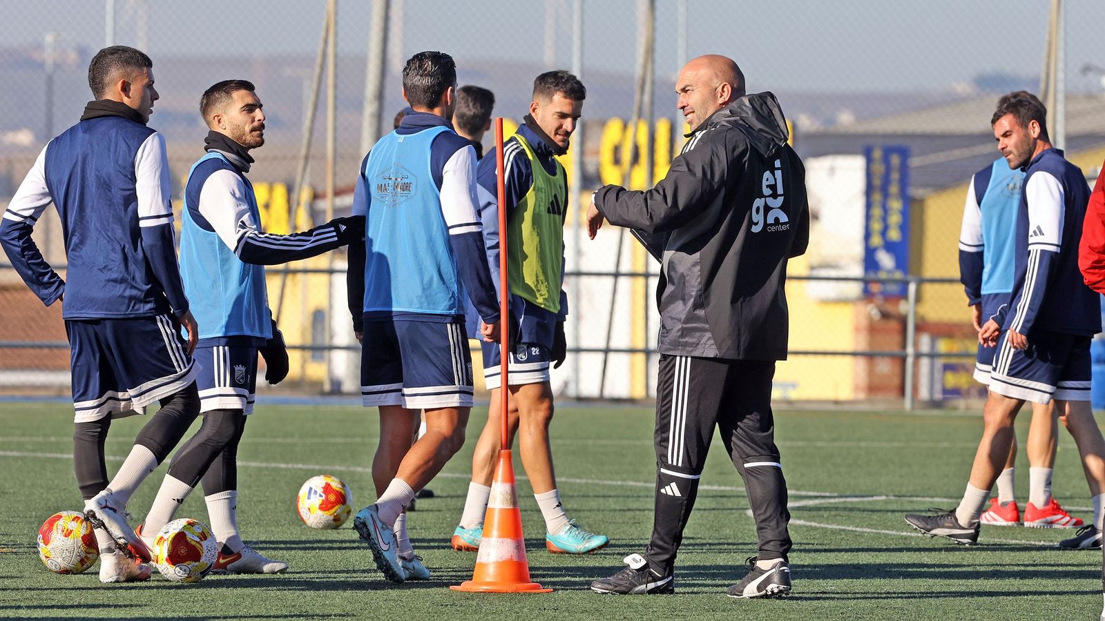 Diego Galiano bromea con sus jugadores en un entrenamiento de esta semana en Picadueñas.