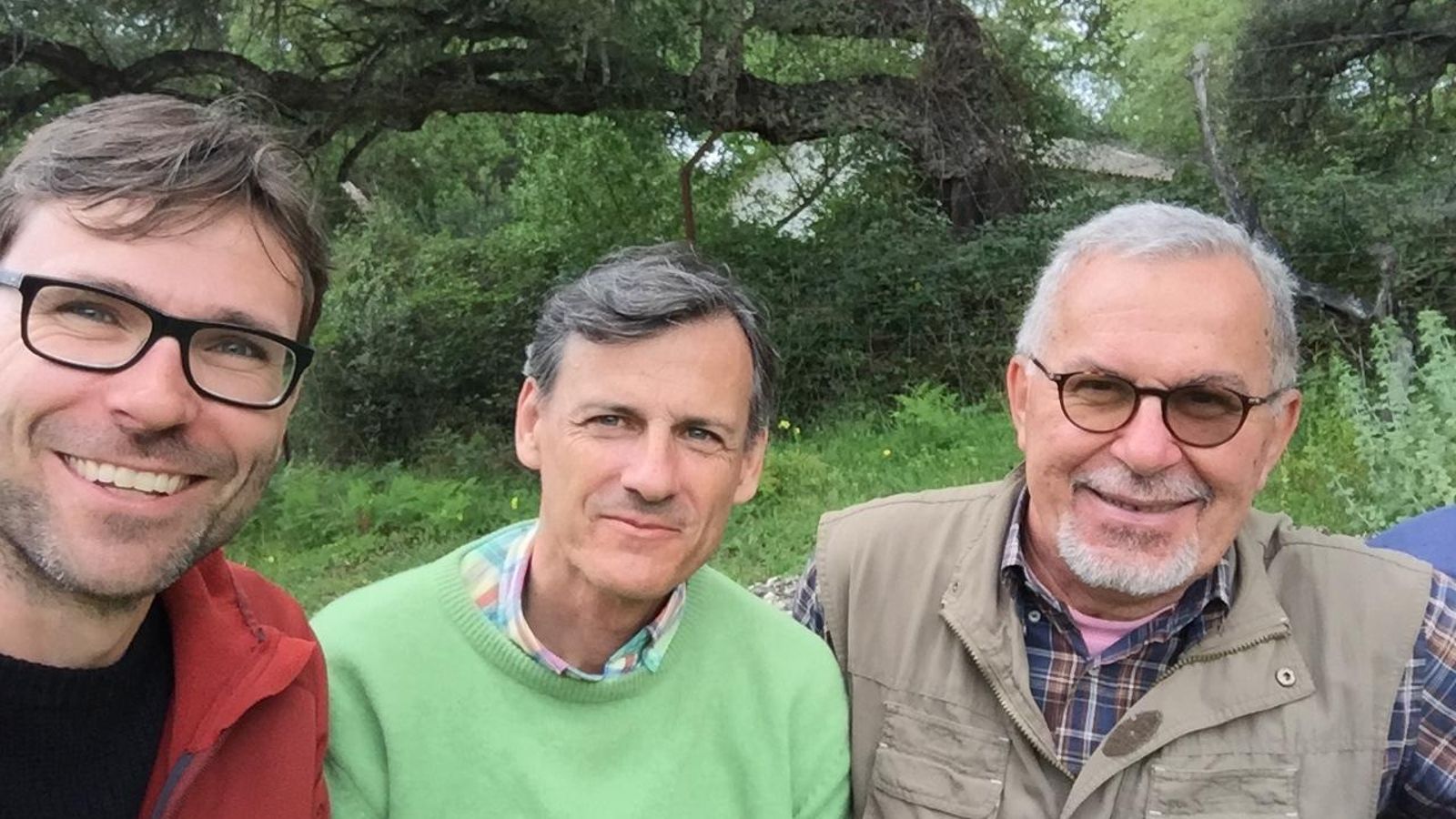 Jaap de Rode, de la Emory University (EEUU); Diego Jordano, de la Universidad de Córdoba, y Juan Fernández Haeger, en una visita al Guadarranque.