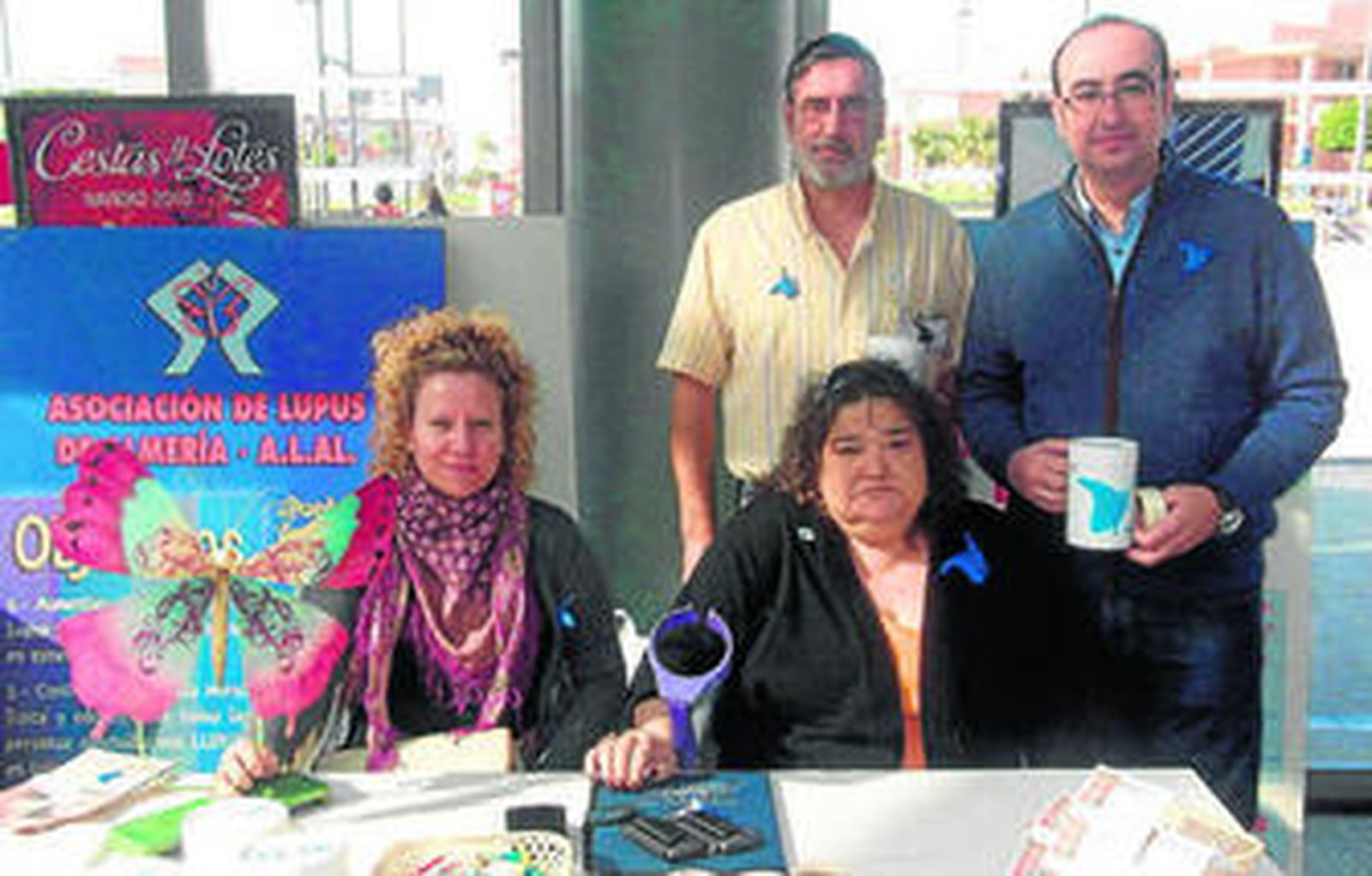 La presidenta de ALAL y varios miembros de la asociación en la mesa informativa instalada en El Corte Inglés.