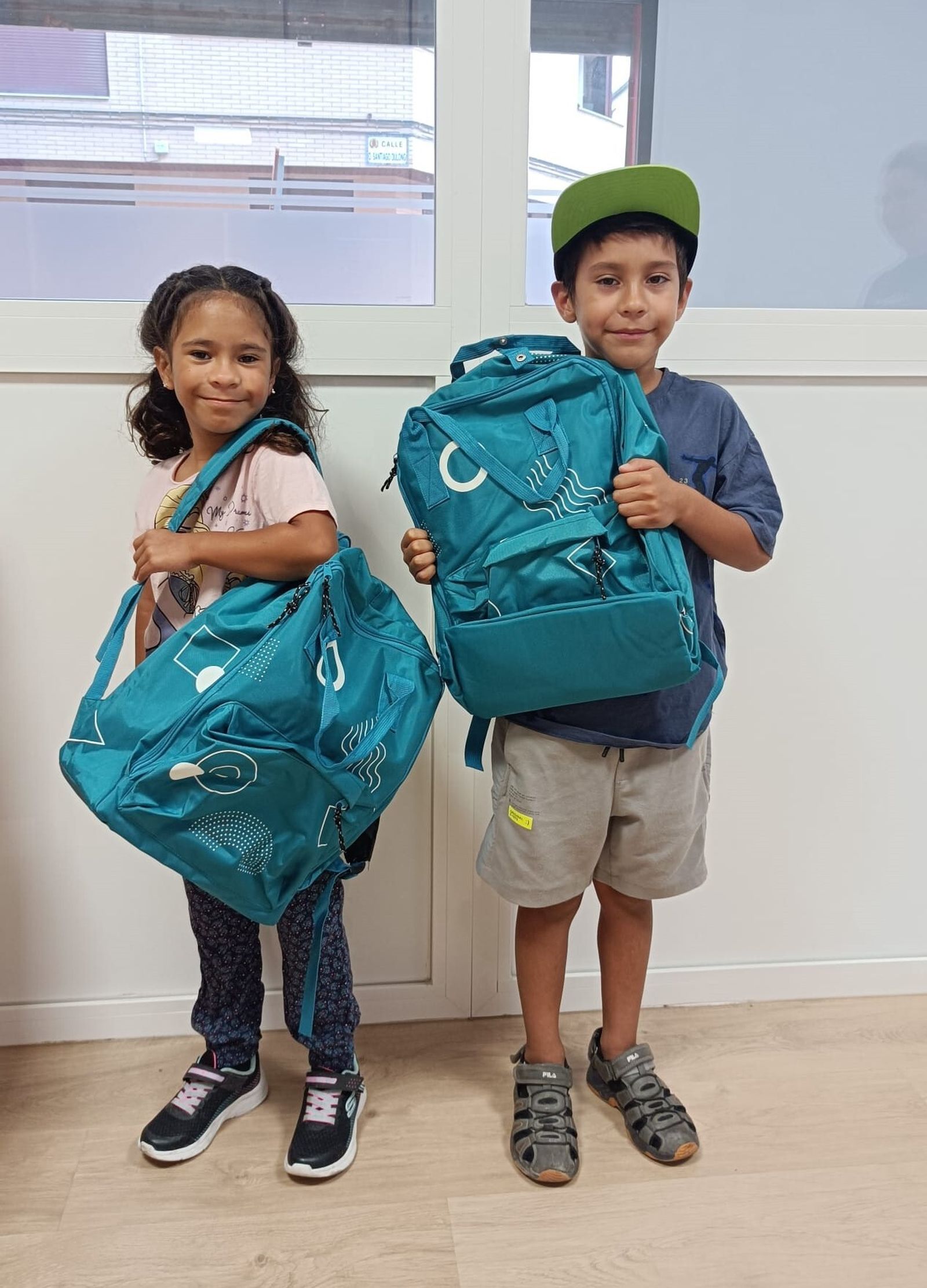 Imagen de unos niños tras recibir uno de los kits de la Fundación La Caixa