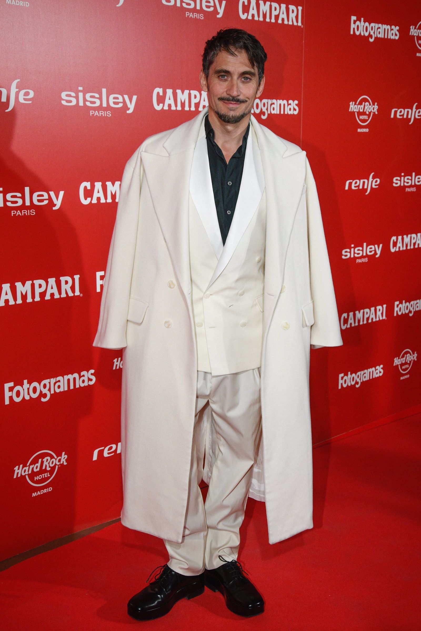 Paco León, con modelo 'oversize' blanco.