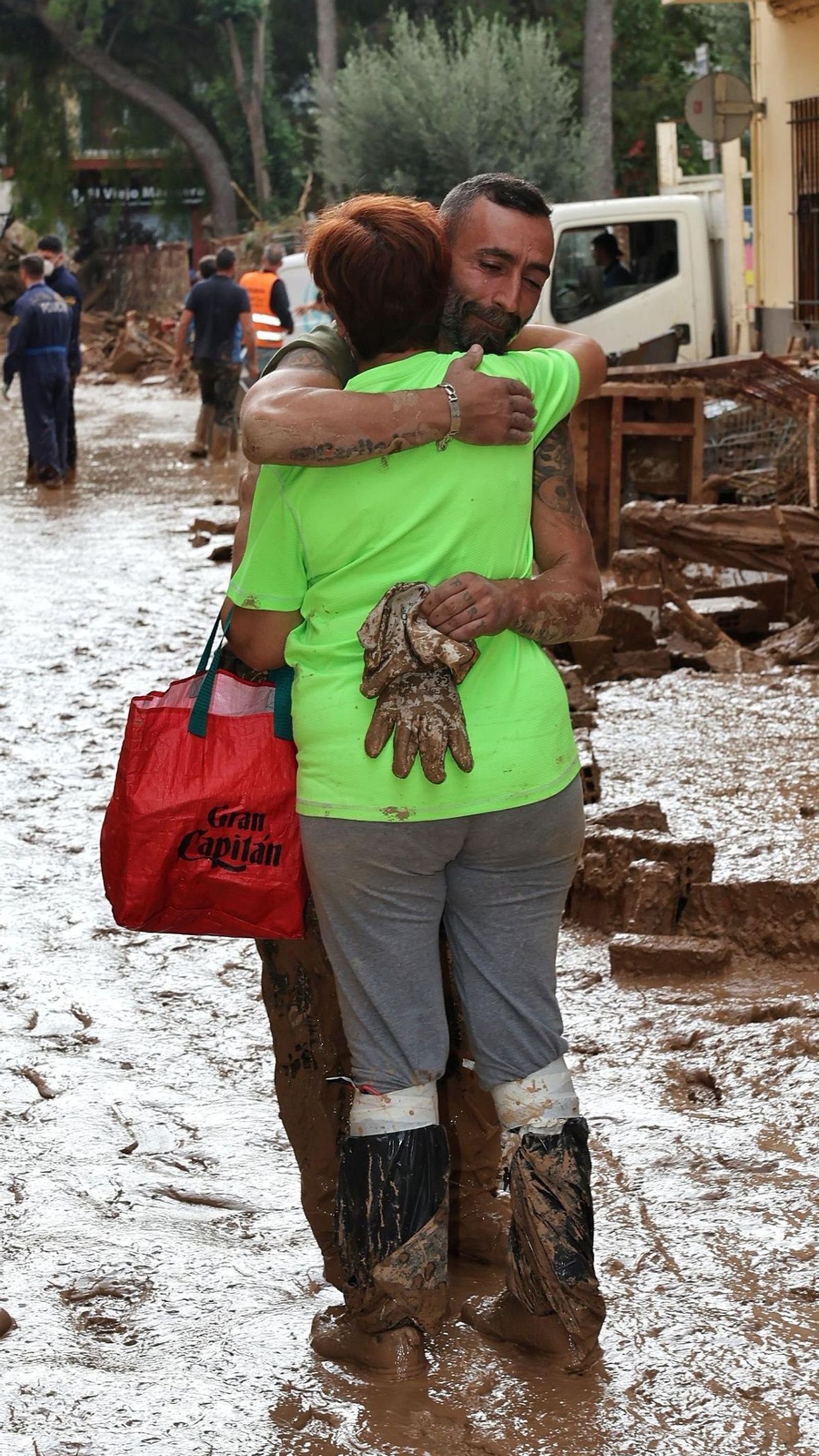 El emotivo abrazo de una vecina y un legionario desplegado en Valencia