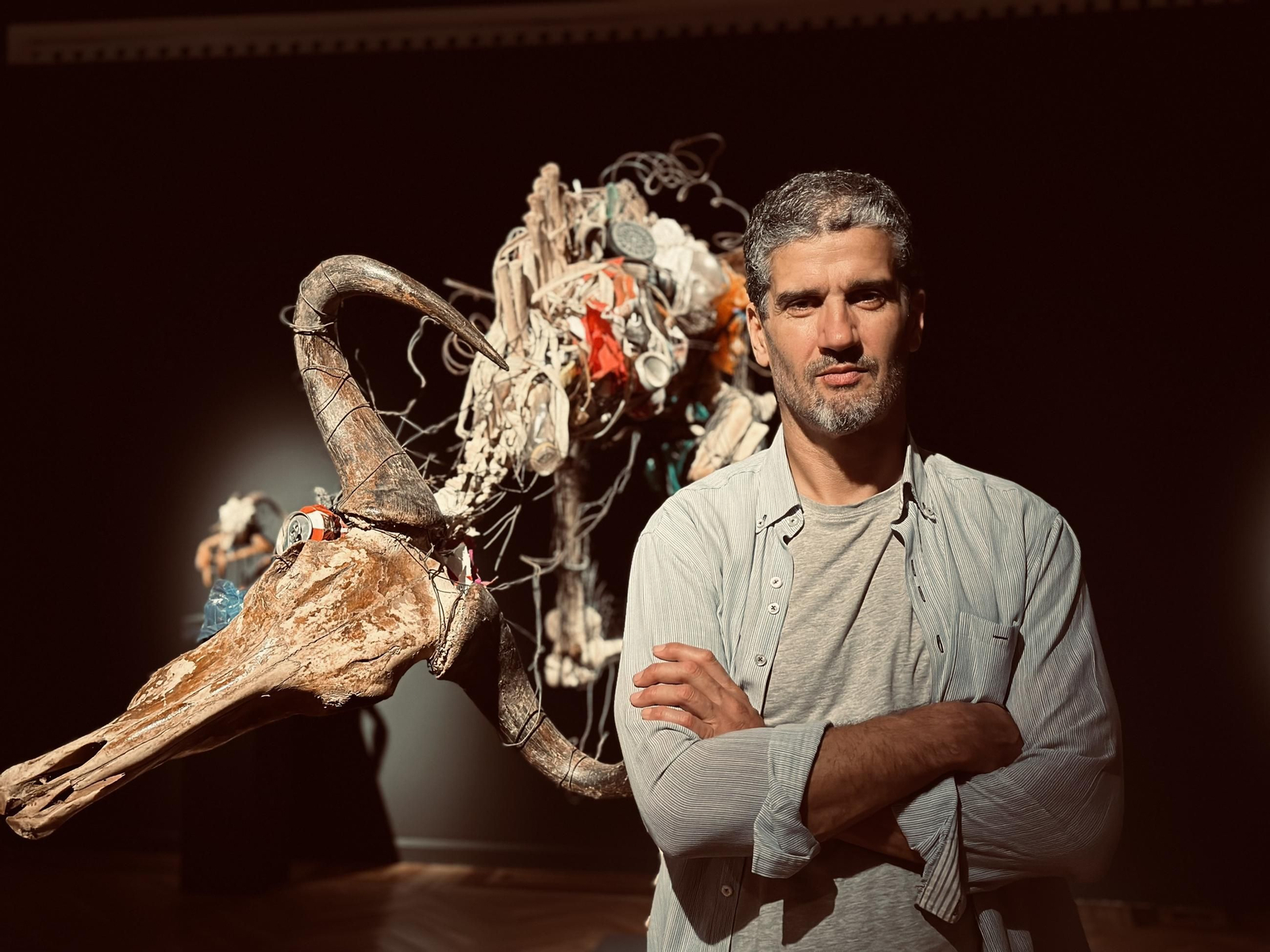 Álvaro Soler-Arpa, con una de sus obras.