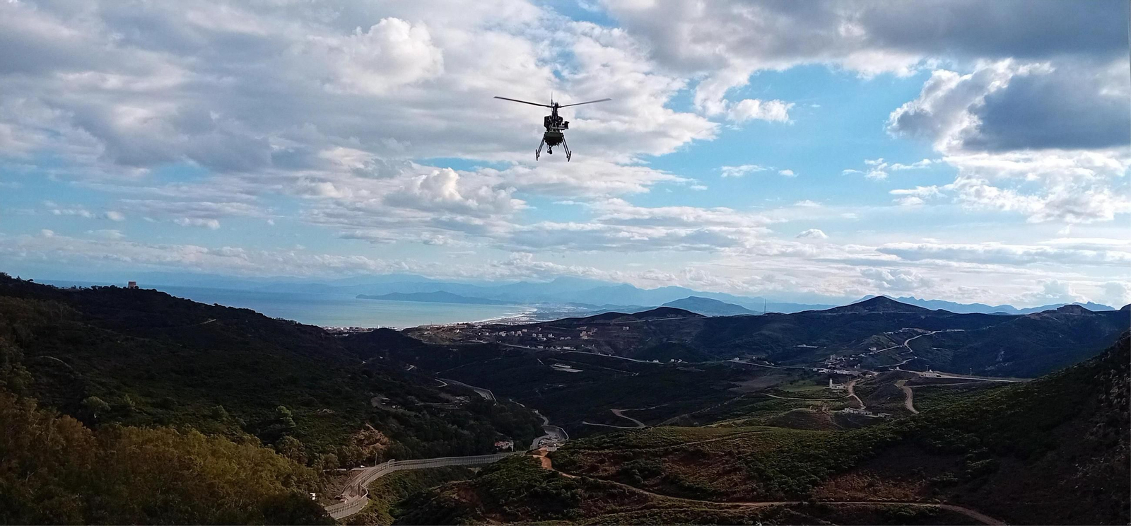 Un helicóptero sobrevuela Ceuta.