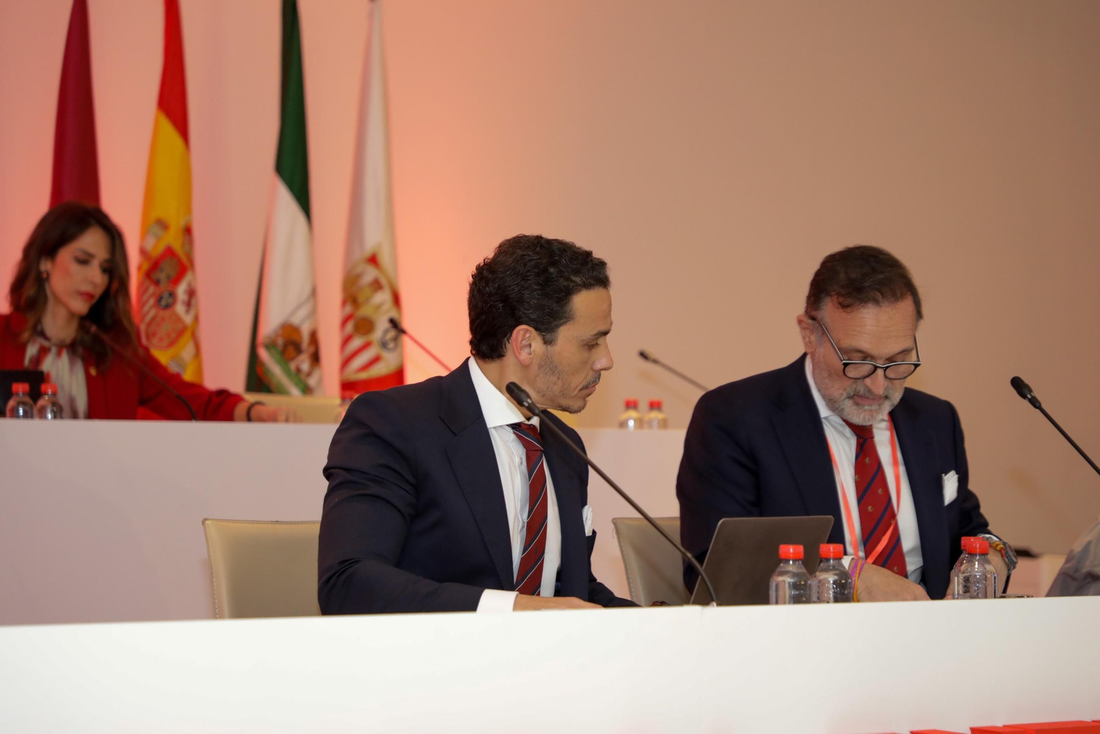 José María del Nido Carrasco habla con Alberto Pérez-Solano en una Junta de Accionistas.