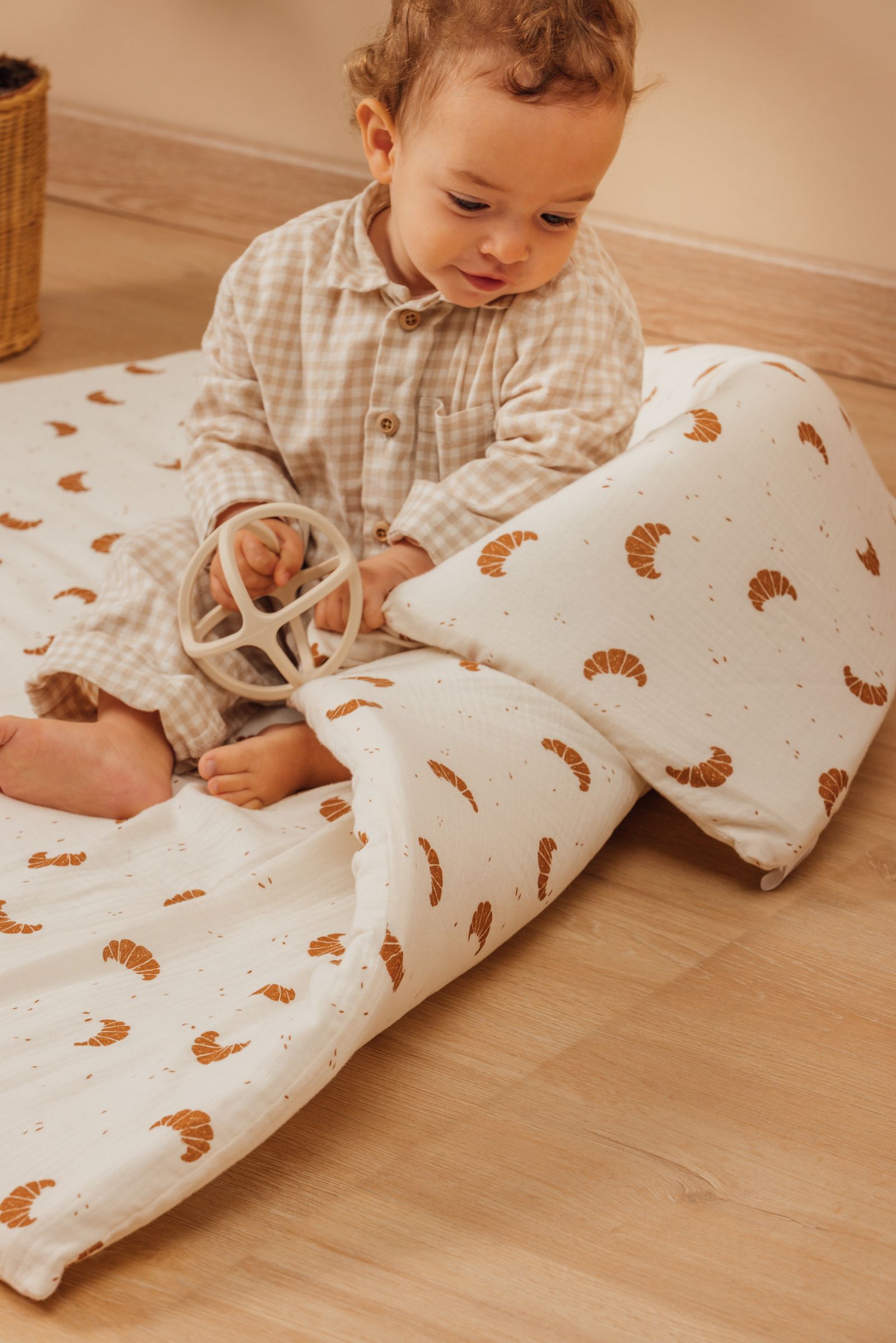 Un bebé con los productos de 'The Kids Club'