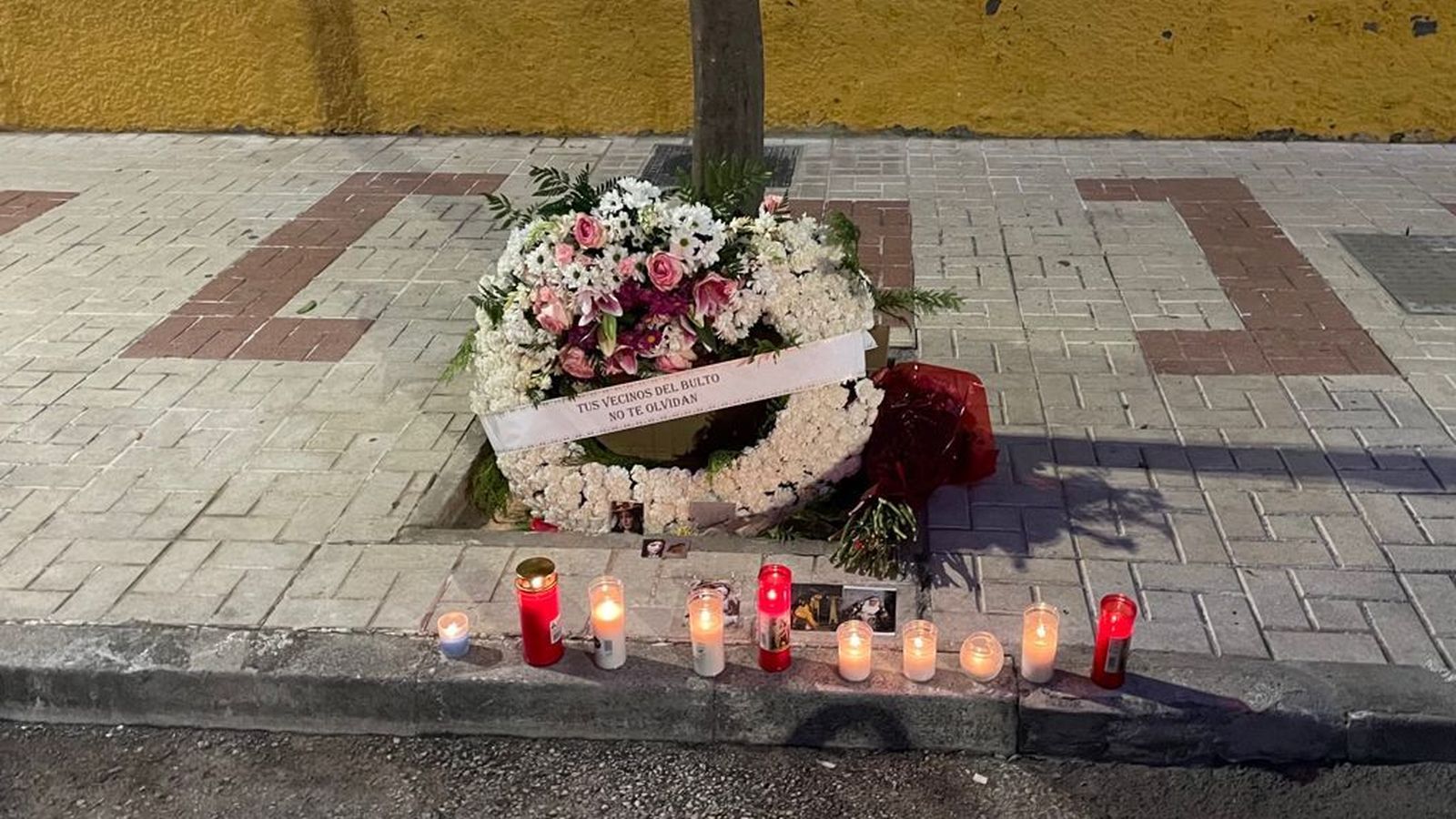 Corona de flores en recuerdo de la fallecida
