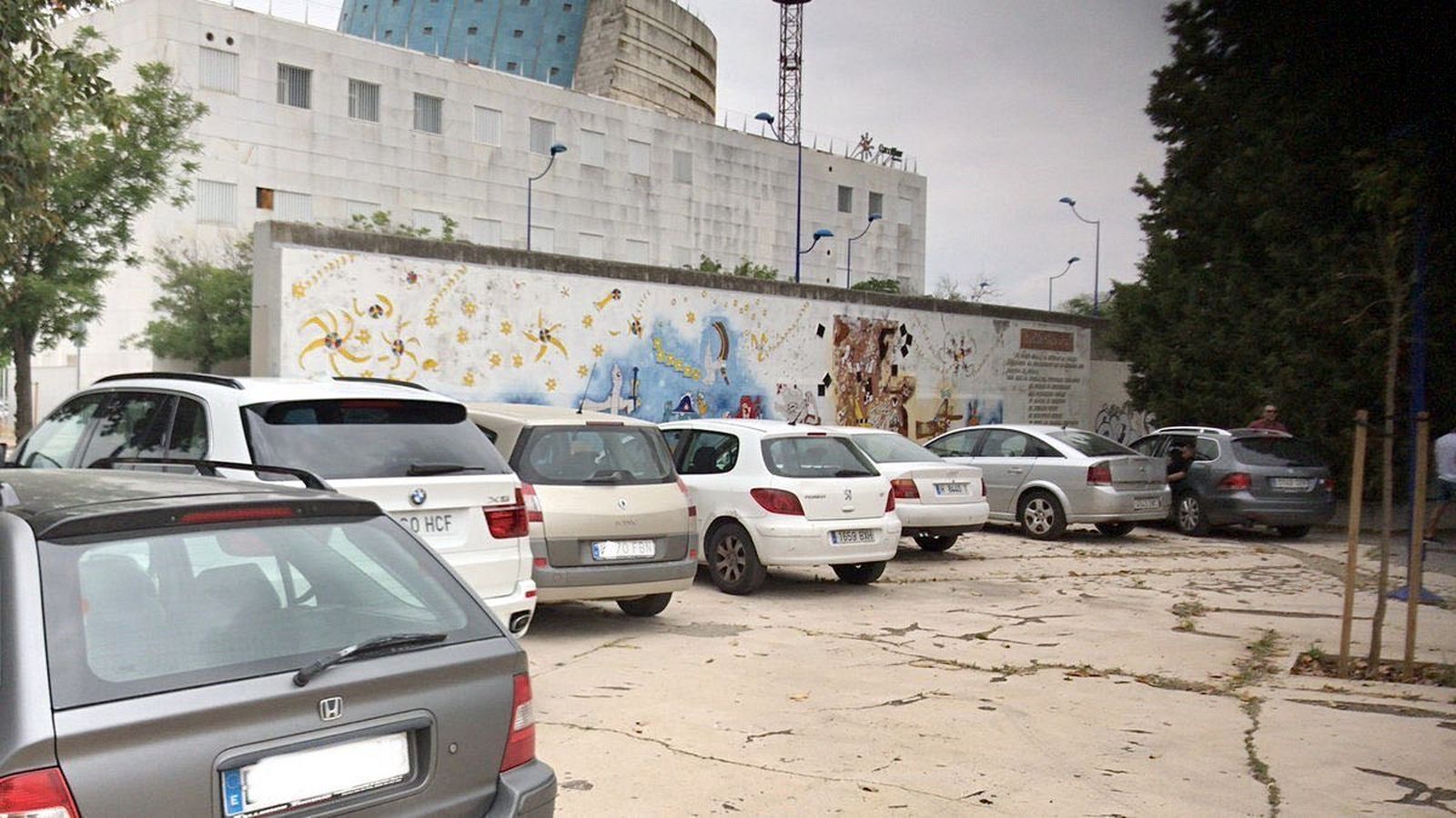 Coches aparcados ante el mural Verbo América.