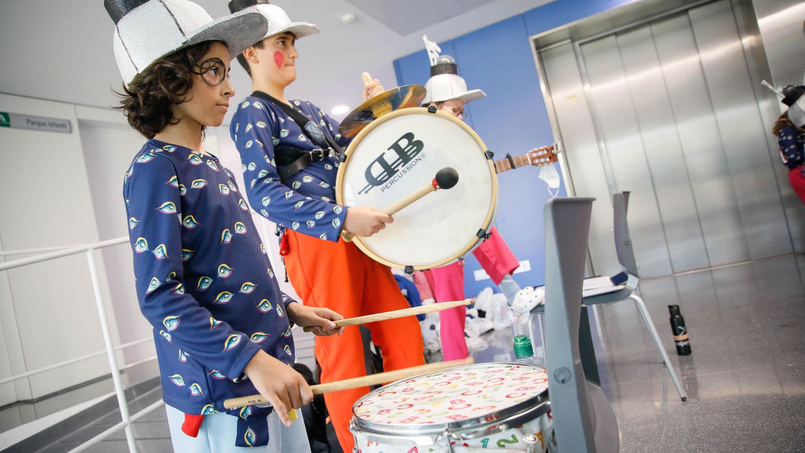 La chirigota infantil hizo su primera salida de calle tras participar en el Certamen de Carnaval Infantil del Ayuntamiento de Almería y se ha ofrecido al hospital para visitar una vez más las instalaciones y aportar su granito de arena en la desconexión de los niños y niñas que están ingresados