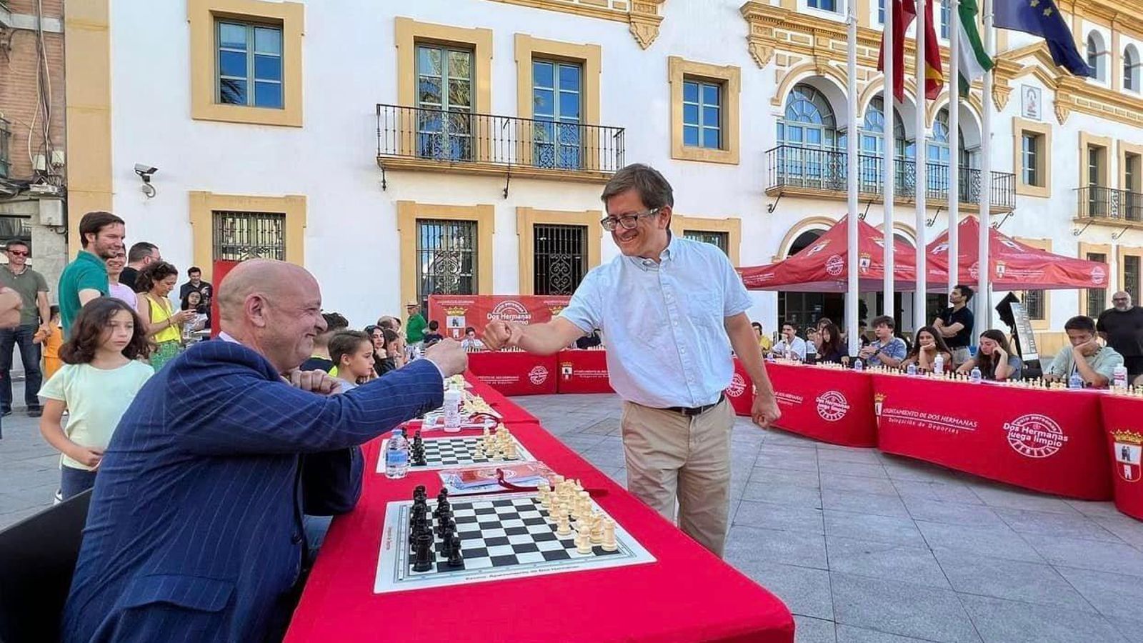 Imagen de la apertura simultánea del viernes 3 de junio en la plaza del Ayuntamiento de Dos Hermanas.