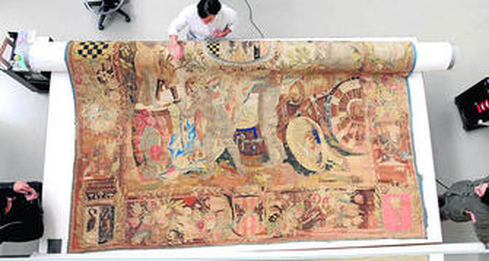 Detalle de la parte baja del sexto tapiz de la colección Montalto, durante la restauración en el IAPH.