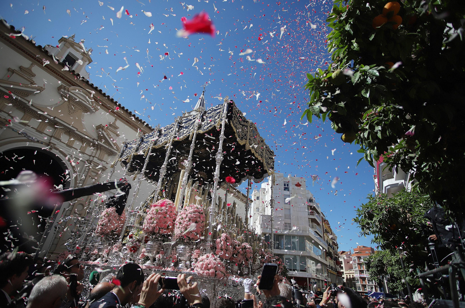La Hermandad El Nazareno en la madrugá de la Semana Santa de Huelva 2023, en imágenes