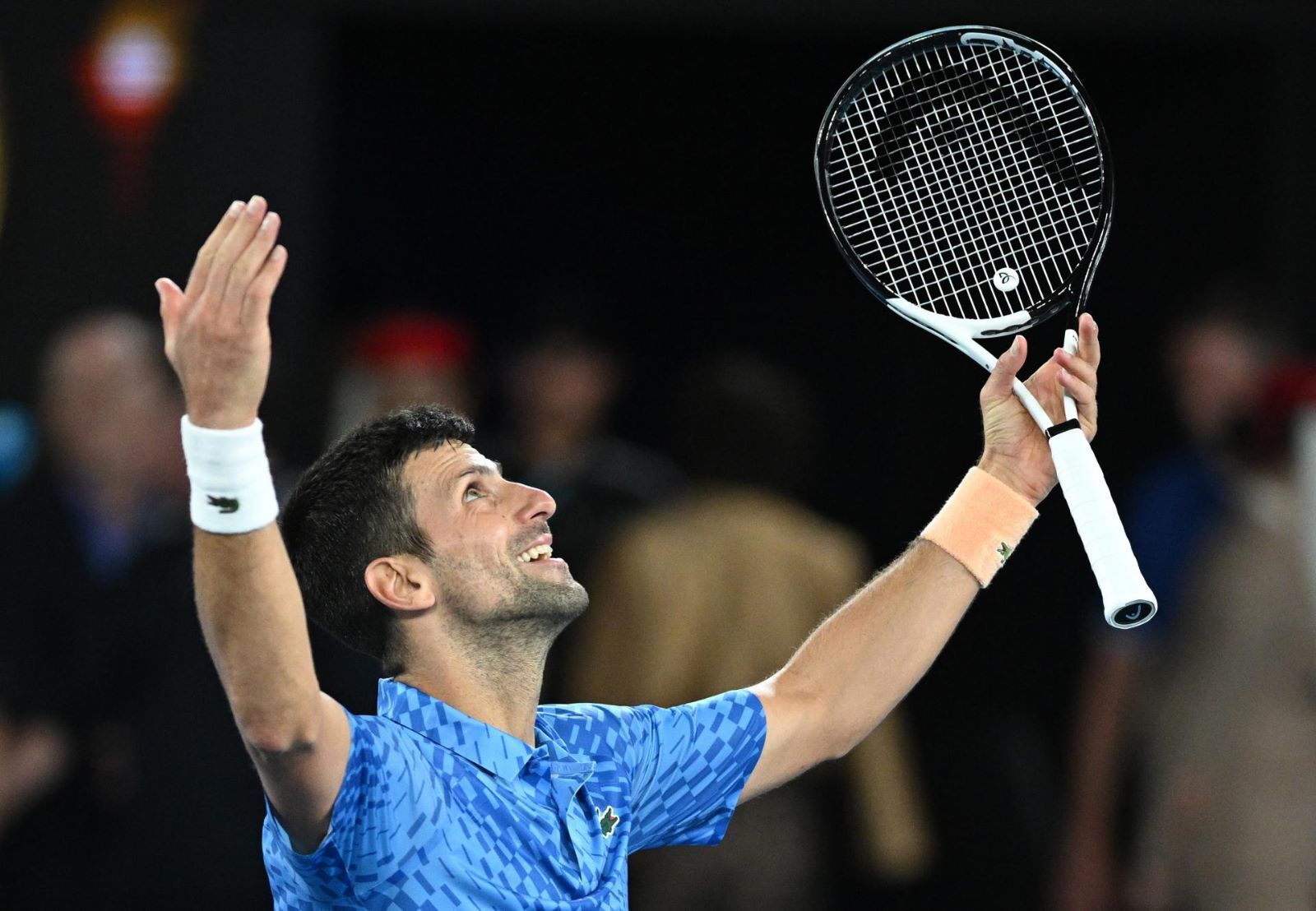 Djokovic levanta los brazos tras conseguir el Australia Open 2023.