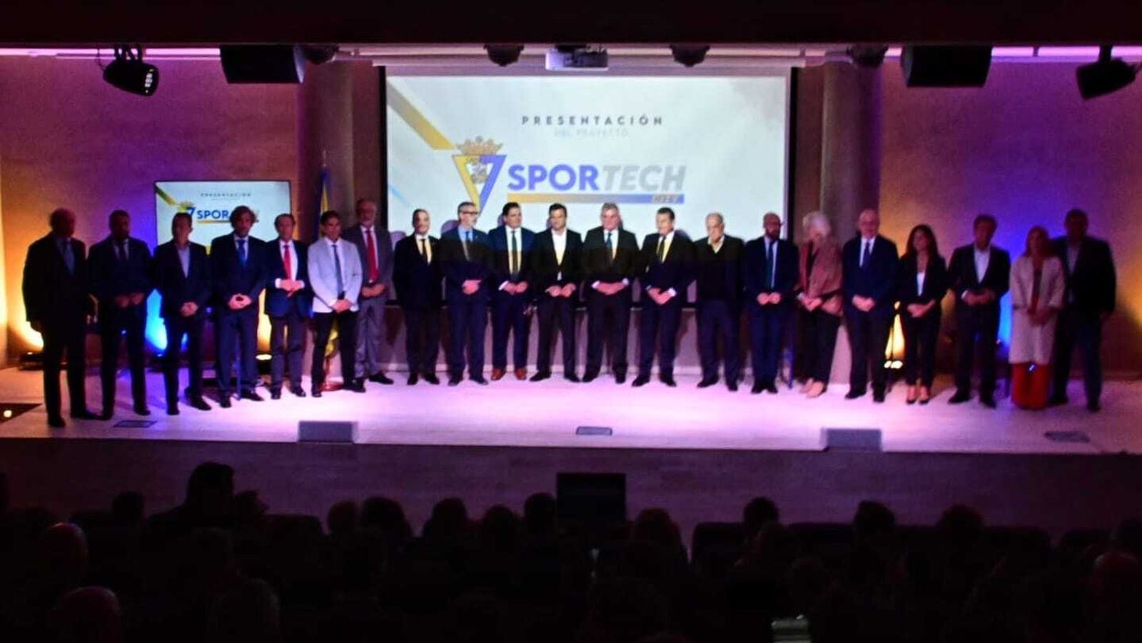 Foto de familia de la presentación de Sportech City, en la que no posó nadie del Ayuntamiento de Puerto Real