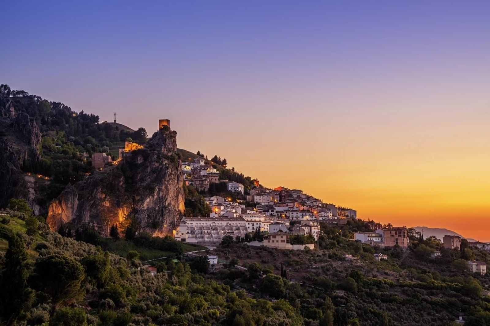 Mirador del Castillo de la Iruela con vistas al pueblo y a la Sierra de Cazorla.
