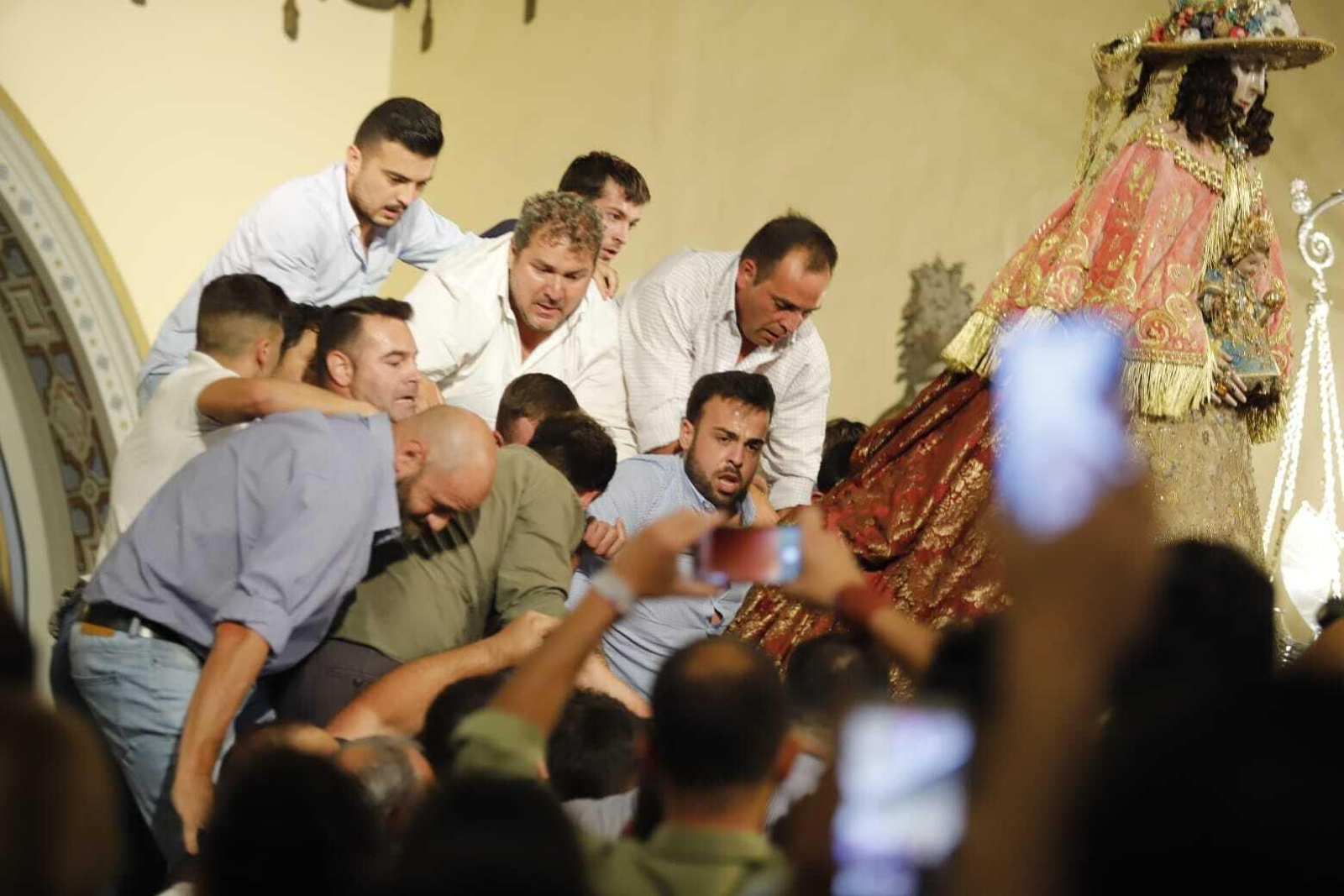 Traslado: las primeras imágenes de la Virgen del Rocío por las calles de Almonte
