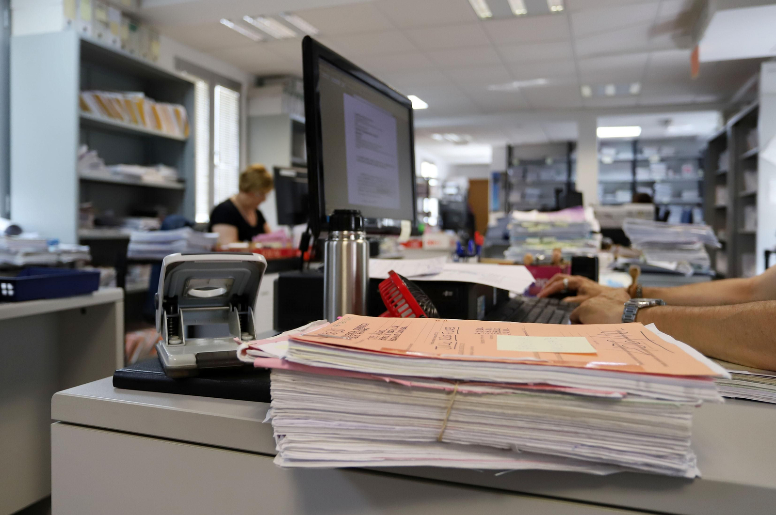 Funcionarios del Juzgado de lo Penal 4 de Huelva, trabajando en la oficina judicial el pasado año.