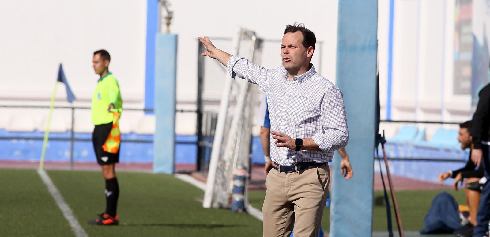Juanmi Puentenueva da órdenes durante un partido. Juanmi Puentenueva da órdenes durante un partido.