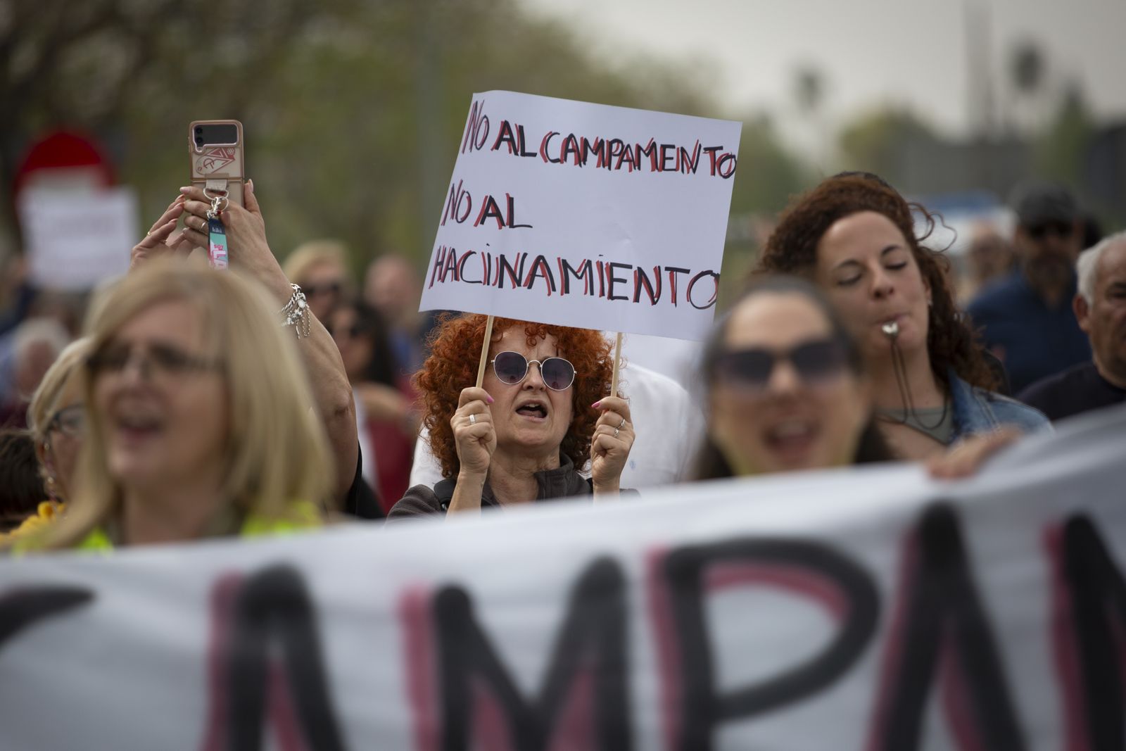 Las imágenes de la manifestación contra el centro de inmigrantes frente a la Base Aérea