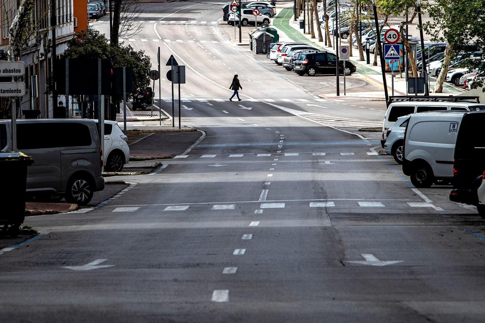 La calle Arenal y la avenida León Herrero casi desierta, durante las primeras semanas del estado de alarma.