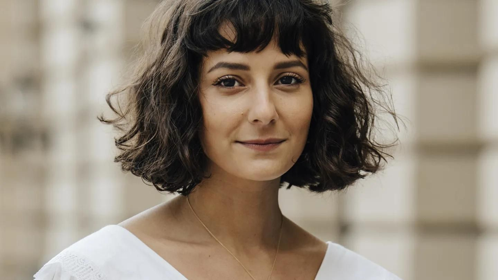 Peinados para pelo rizado fáciles y rápido para presumir de ondas este verano