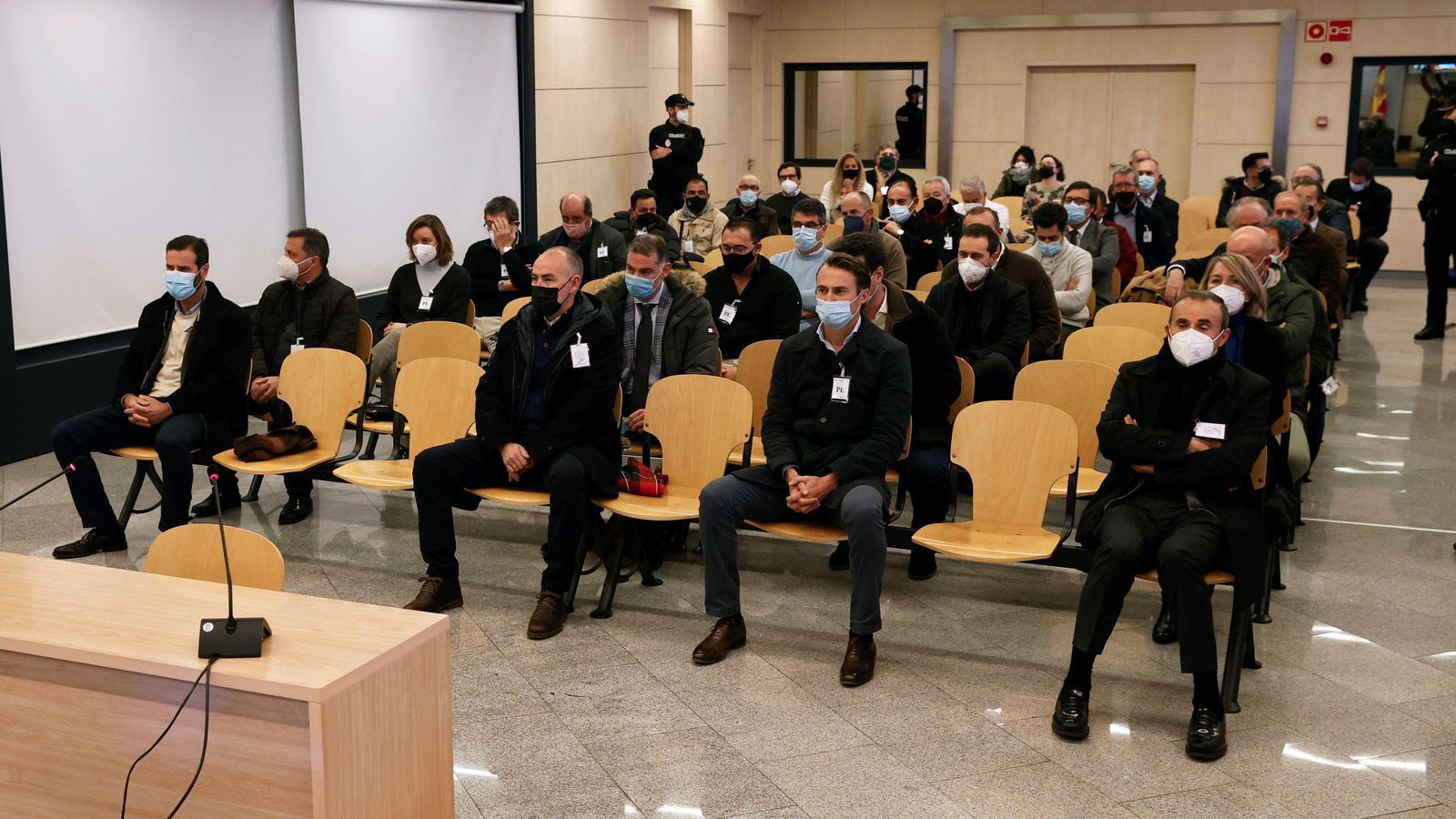 Una imagen del inicio del juicio con los 33 acusados iniciales.
