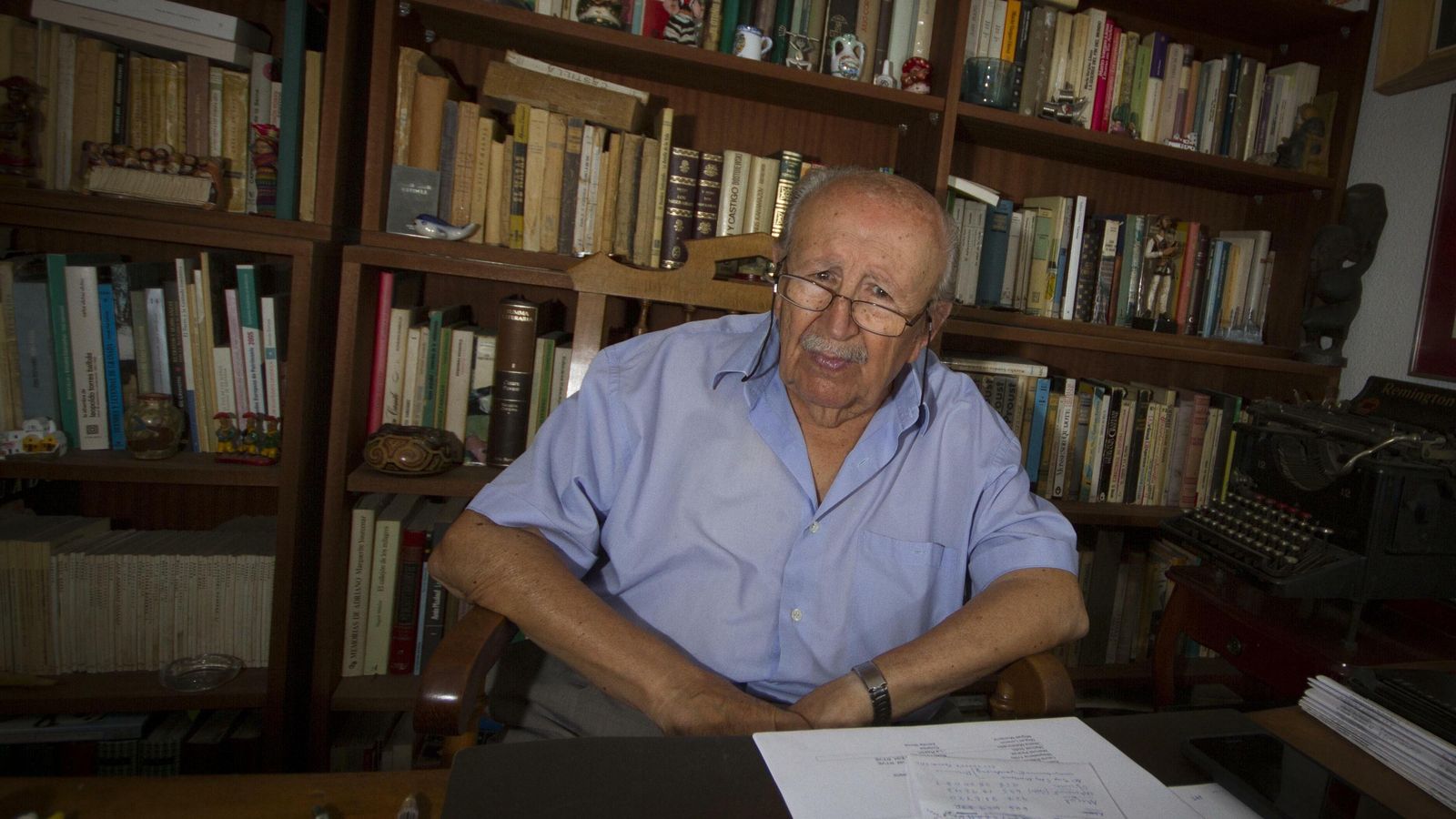 El escritor posa en su despacho mientras cuentas viejas anécdotas y chistes -aunque eso se lo guarda la entrevistadora-.