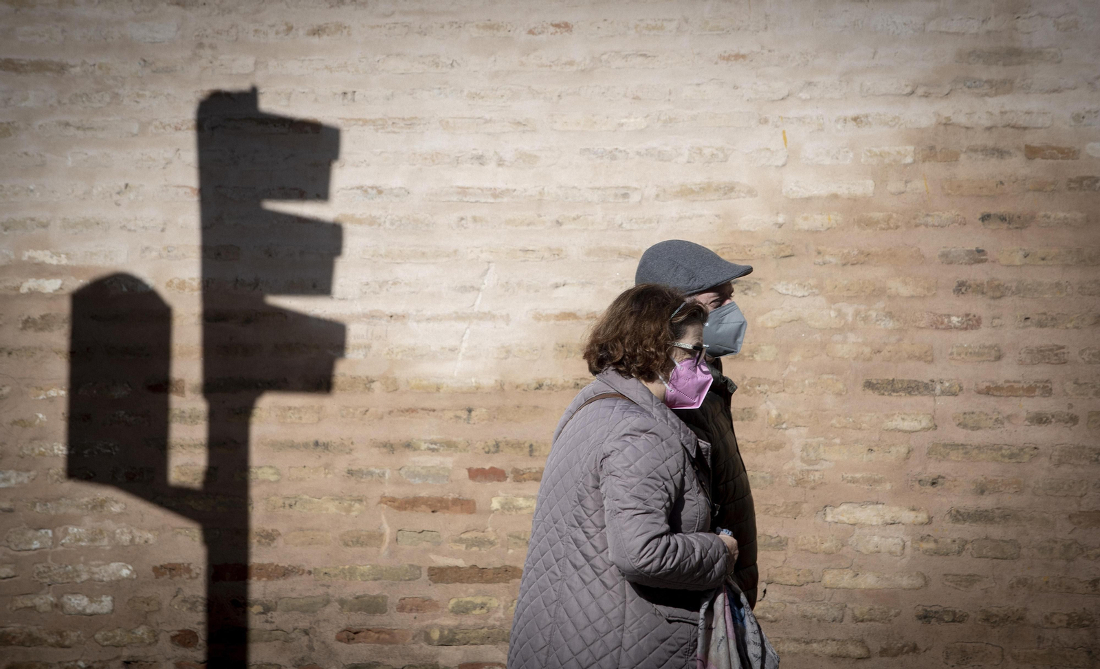 Dos personas pasean en Sevilla.