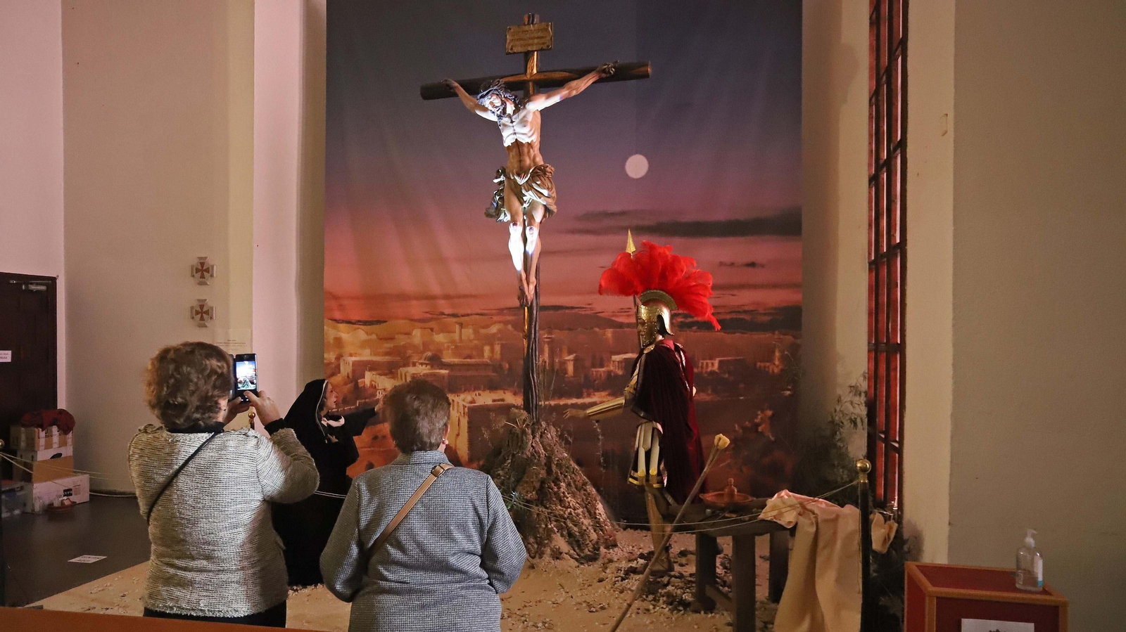 Fotos del Viernes Santo en Algeciras: Mortaja, Misericordia y Santo Entierro