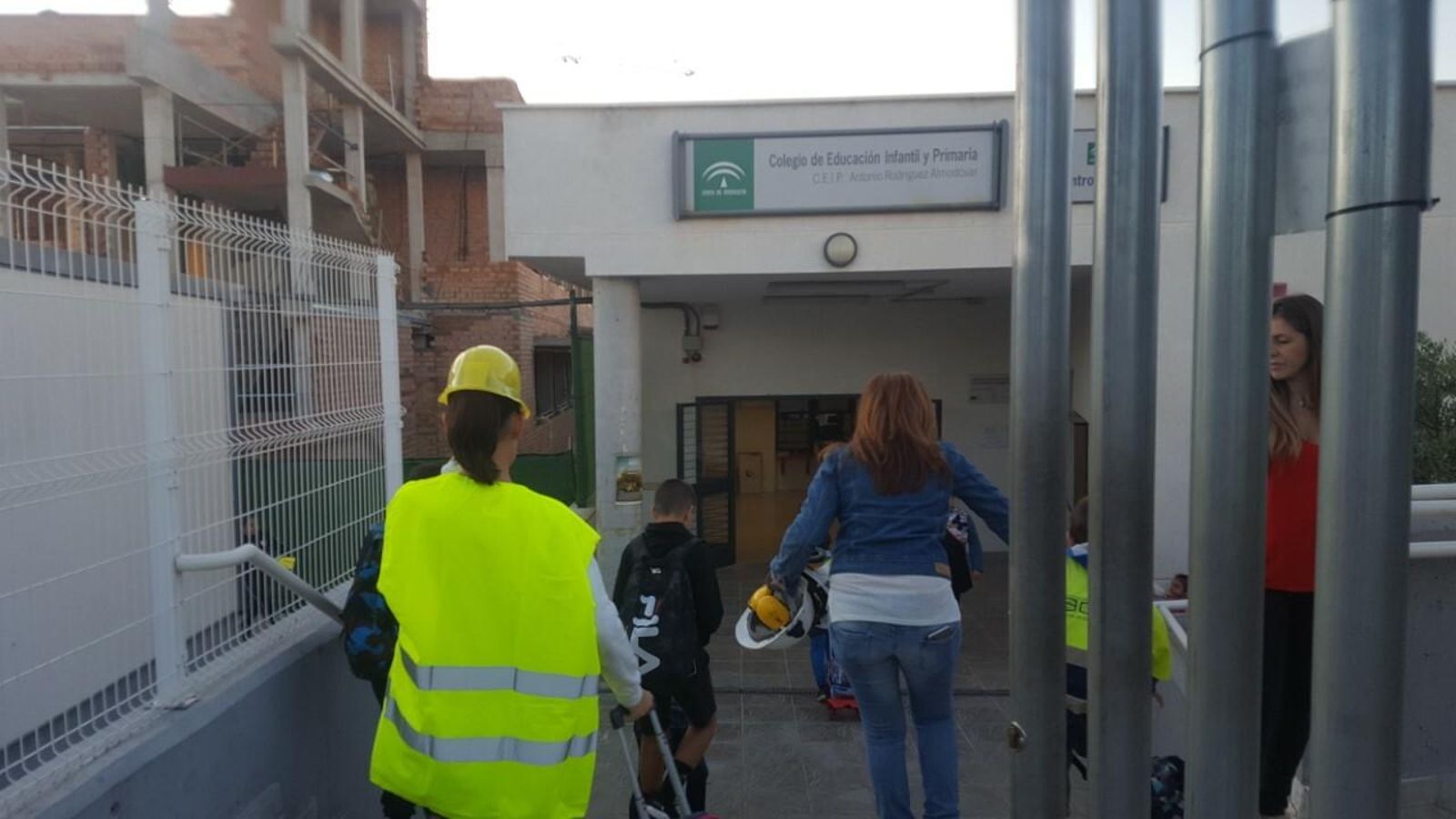 El acceso al colegio Rodríguez Almodóvar, en el que se construye un nuevo edificio, este lunes.