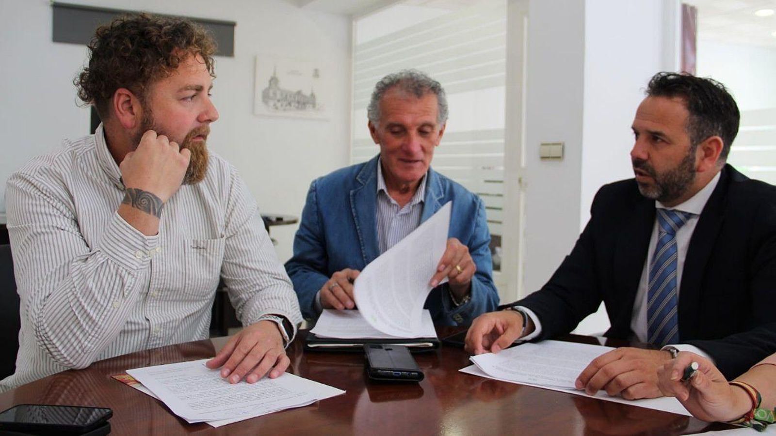 Grupo provincial Vox Huelva en una reunión con la A.VV. Portileños.