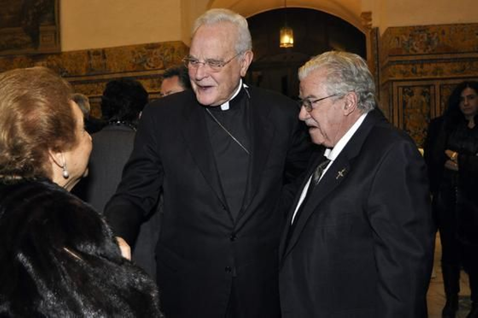 Concepción García Gordillo y Francisco Yoldi Delgado saludan al cardenal Amigo Vallejo. 

Foto: Antonio Pizarro / Juan Carlos Vázquez / Victoria Hidalgo / Manuel Gómez
