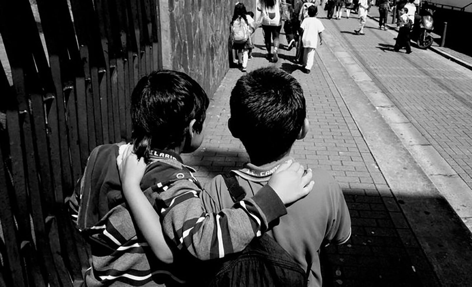 Dos niños al salir del colegio. Medellín. Colombia.