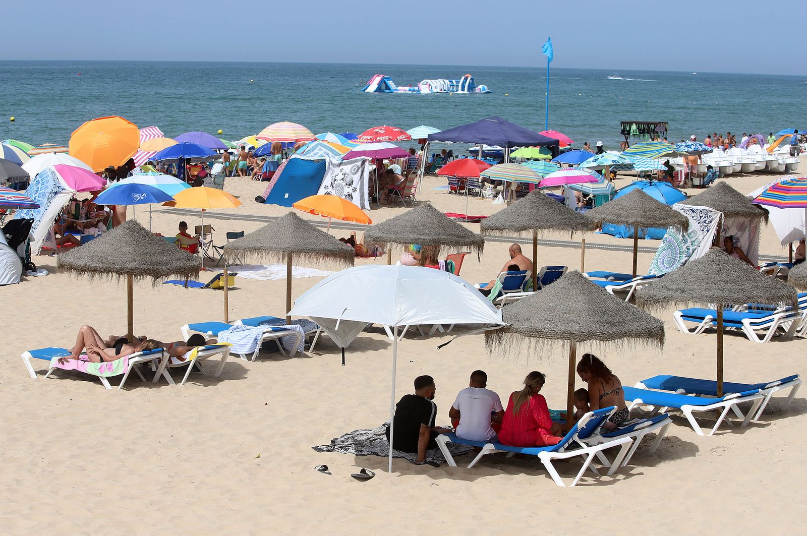Imágenes del caluroso fin de semana en las playas de Huelva