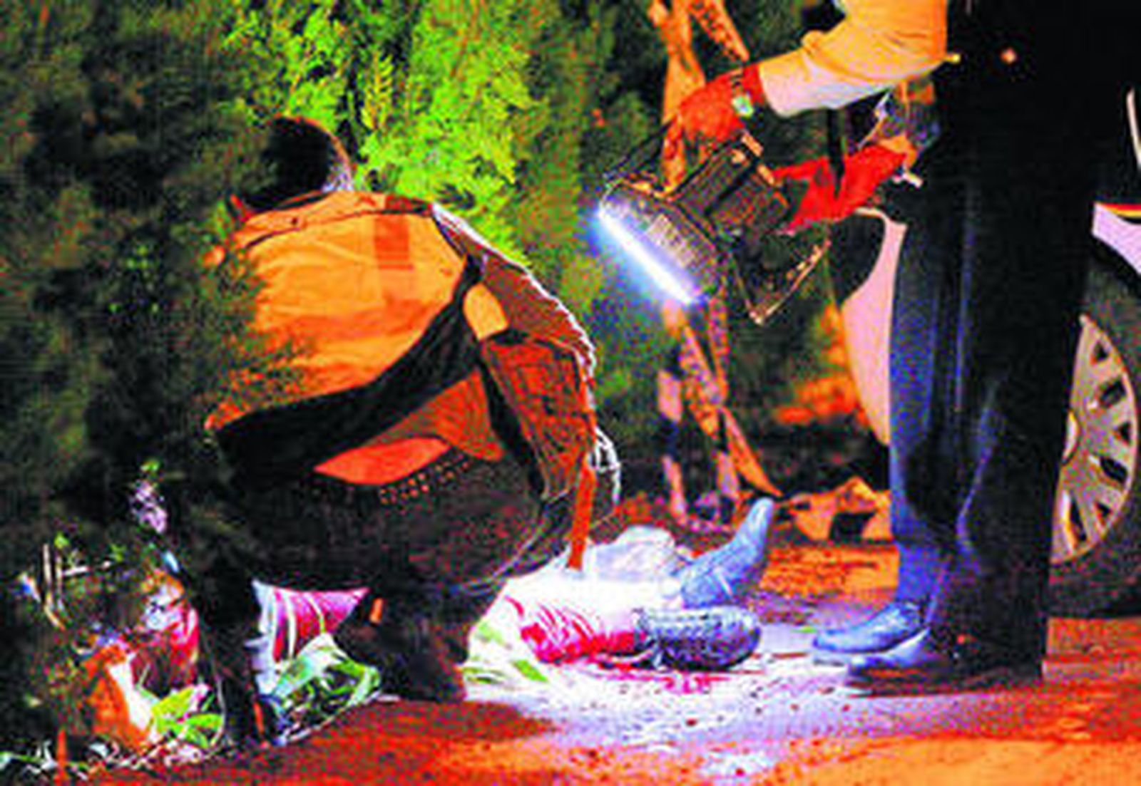 La Policía examina el cadáver de la víctima, apuñalada en Kansas City el 23 de octubre de 2008.