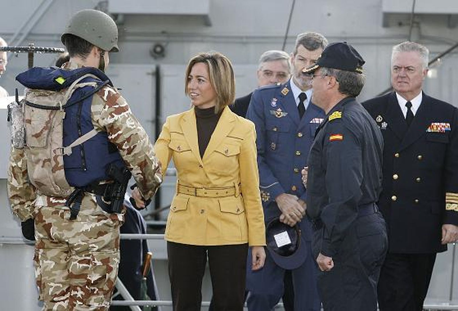 La ministra Chacón despide en Rota al ´Patiño´, que se incorpora a la operación Atalanta en aguas de Somalia. 

Foto: Borja Benjumeda