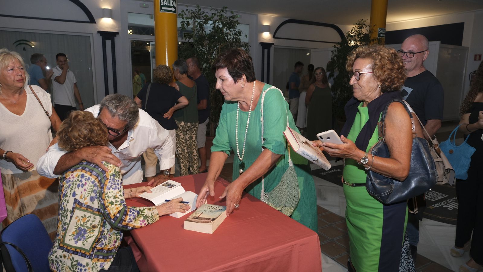 Imágenes de Diario de los Libros en Mojácar, con la escritora Julia Navarro